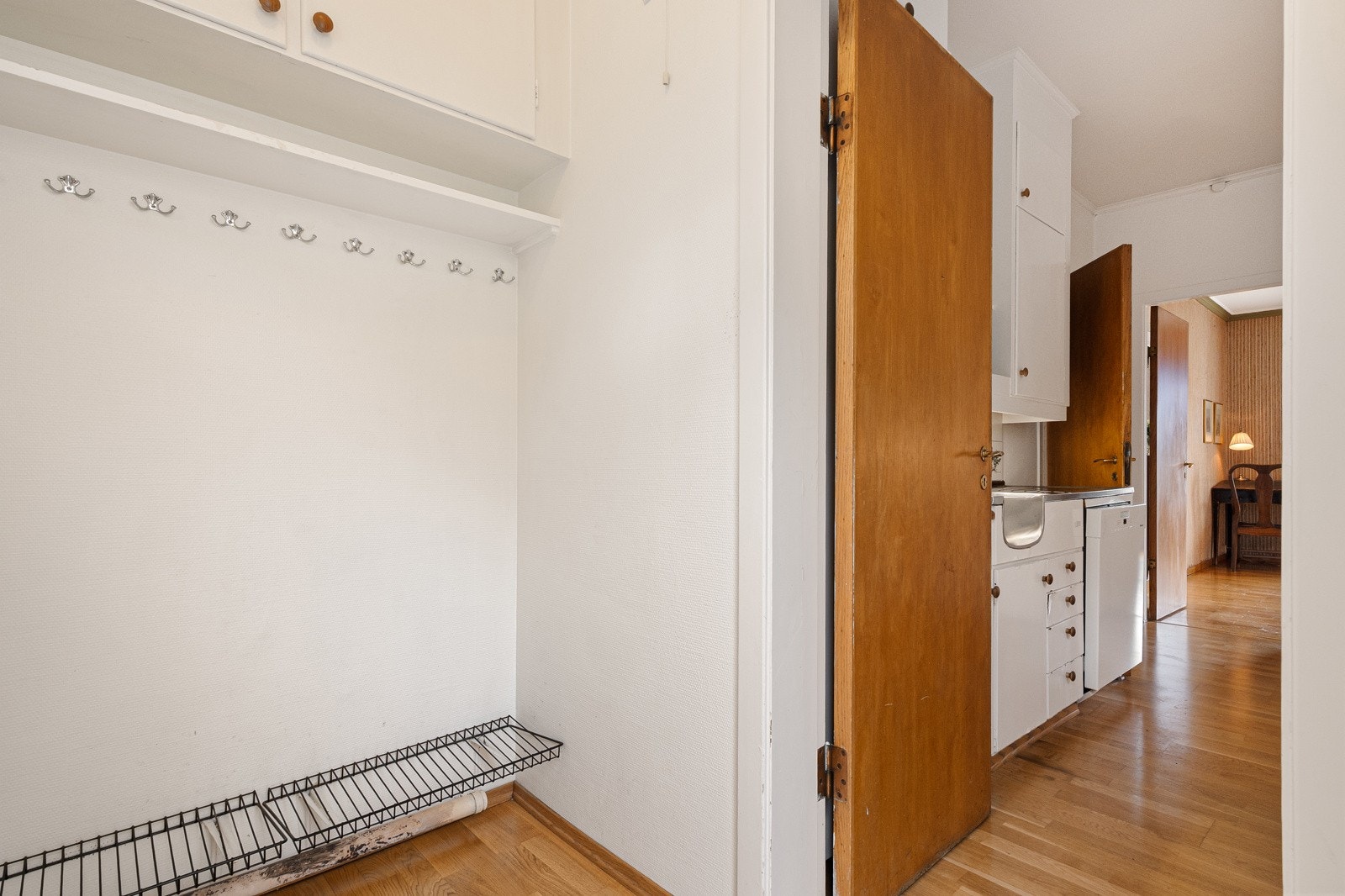 Utgang fra kjøkkenet til baksiden av boligen. Galleribilde