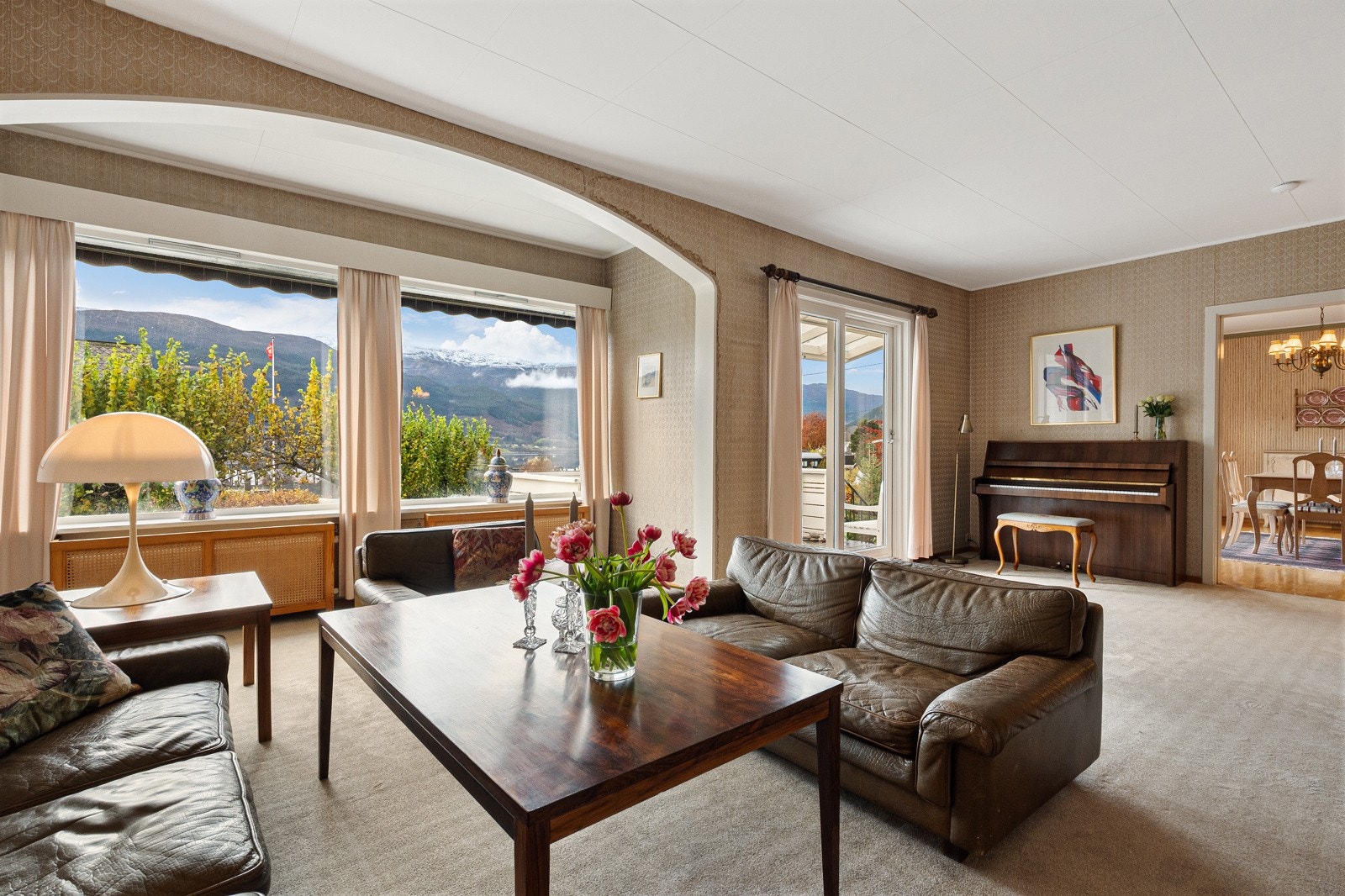 Eiendommen utstråler sjarm og karakter med klassiske linjer, høye tak og store vindusflater. Galleribilde