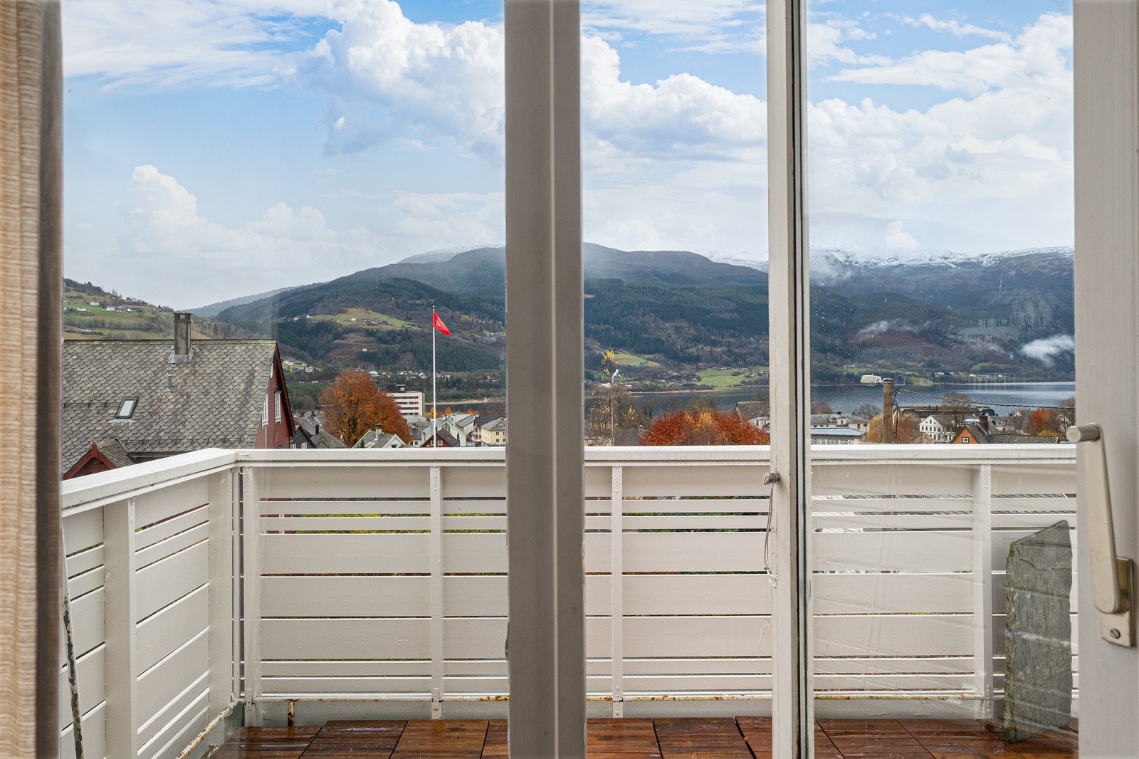 Soverom 2 har utgang til balkong og helt nydelig utsikt. Galleribilde