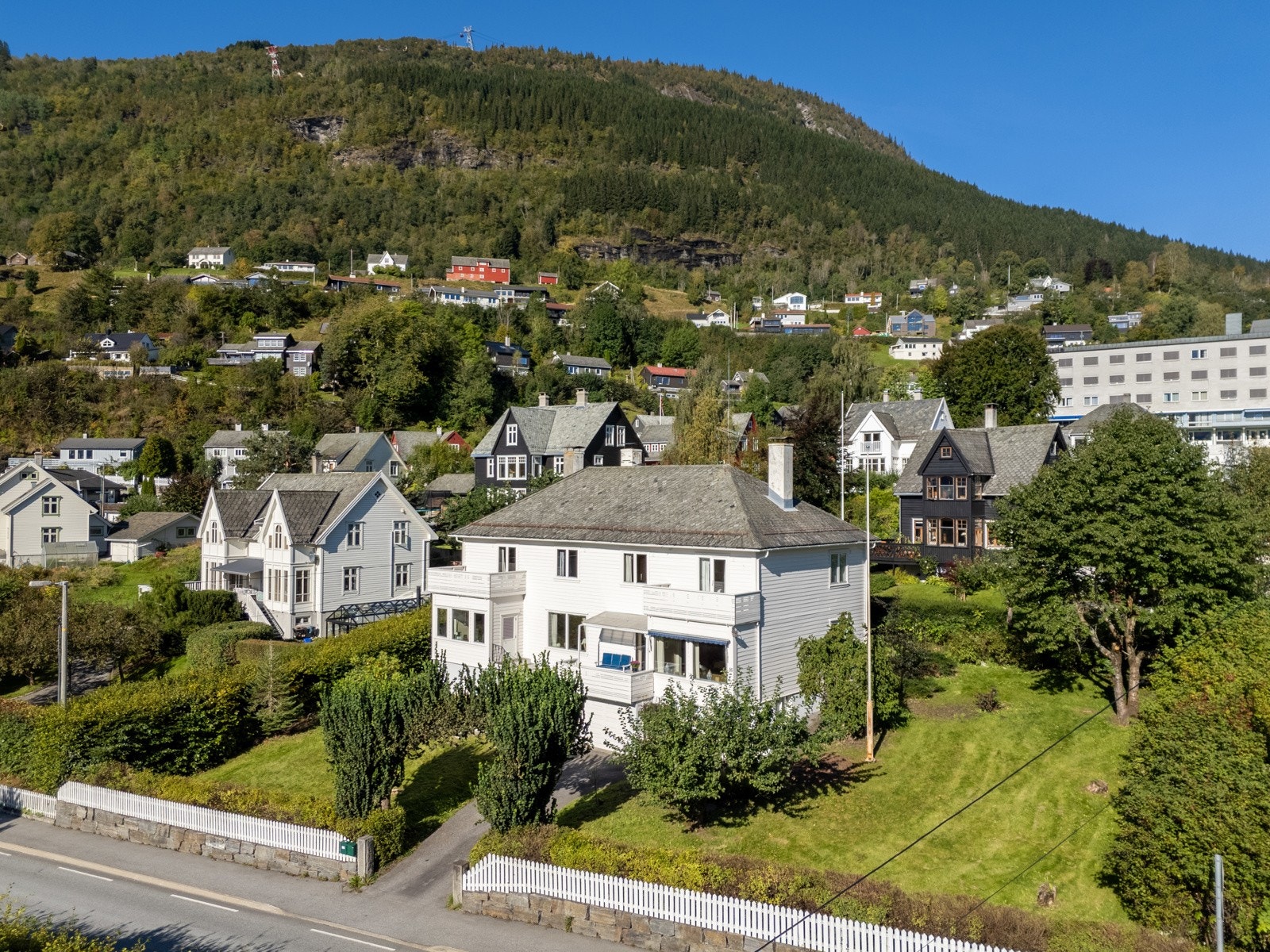 Dette er virkelig en sjelden mulighet; En herskapelig prakteiendom midt i hjertet av Voss sentrum. Galleribilde