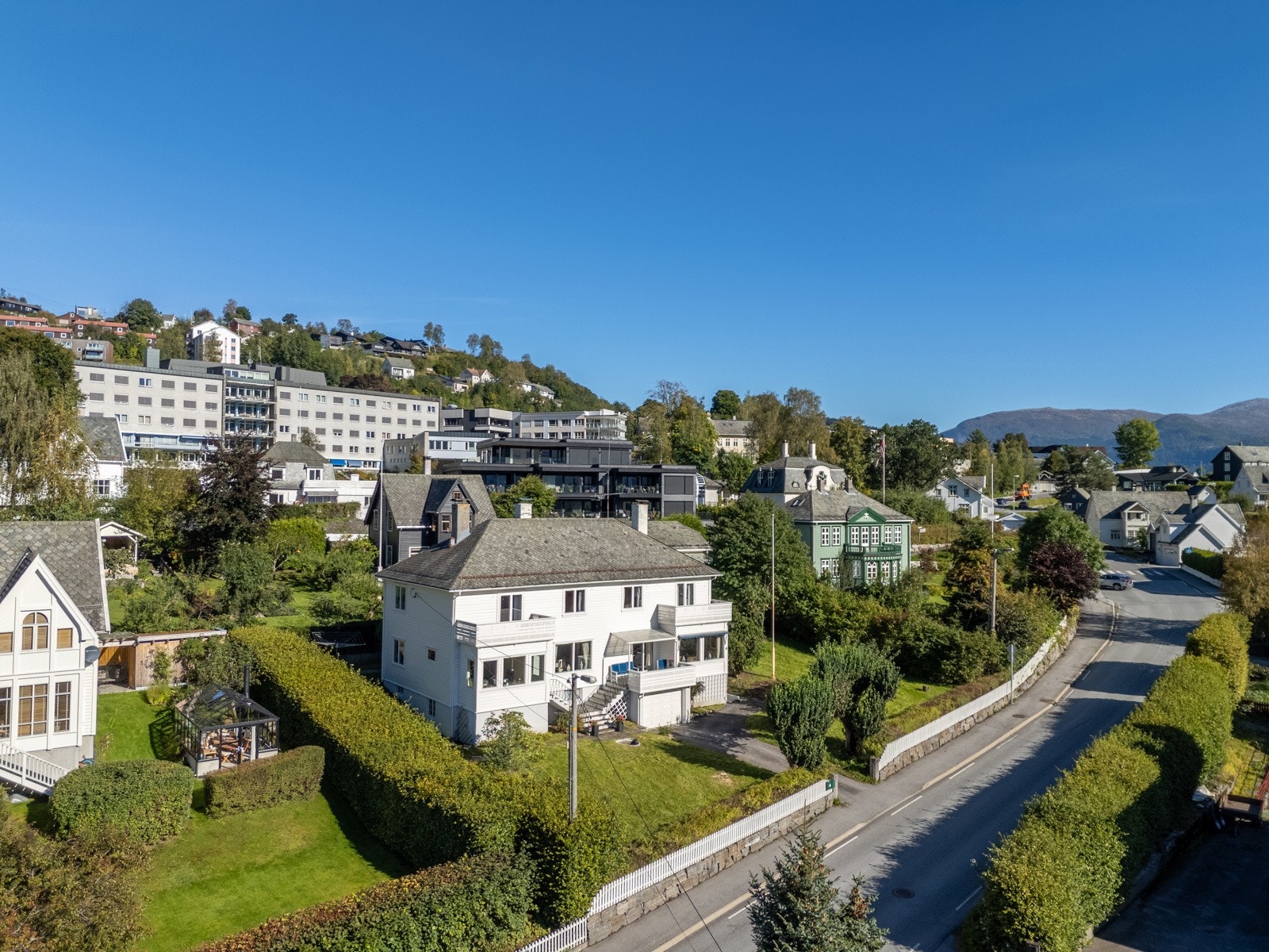 En hel tomannsbolig i Ringheimsvegen 16 presentert av Proaktiv Eiendomsmegling v/ Rakel Søvik. Galleribilde