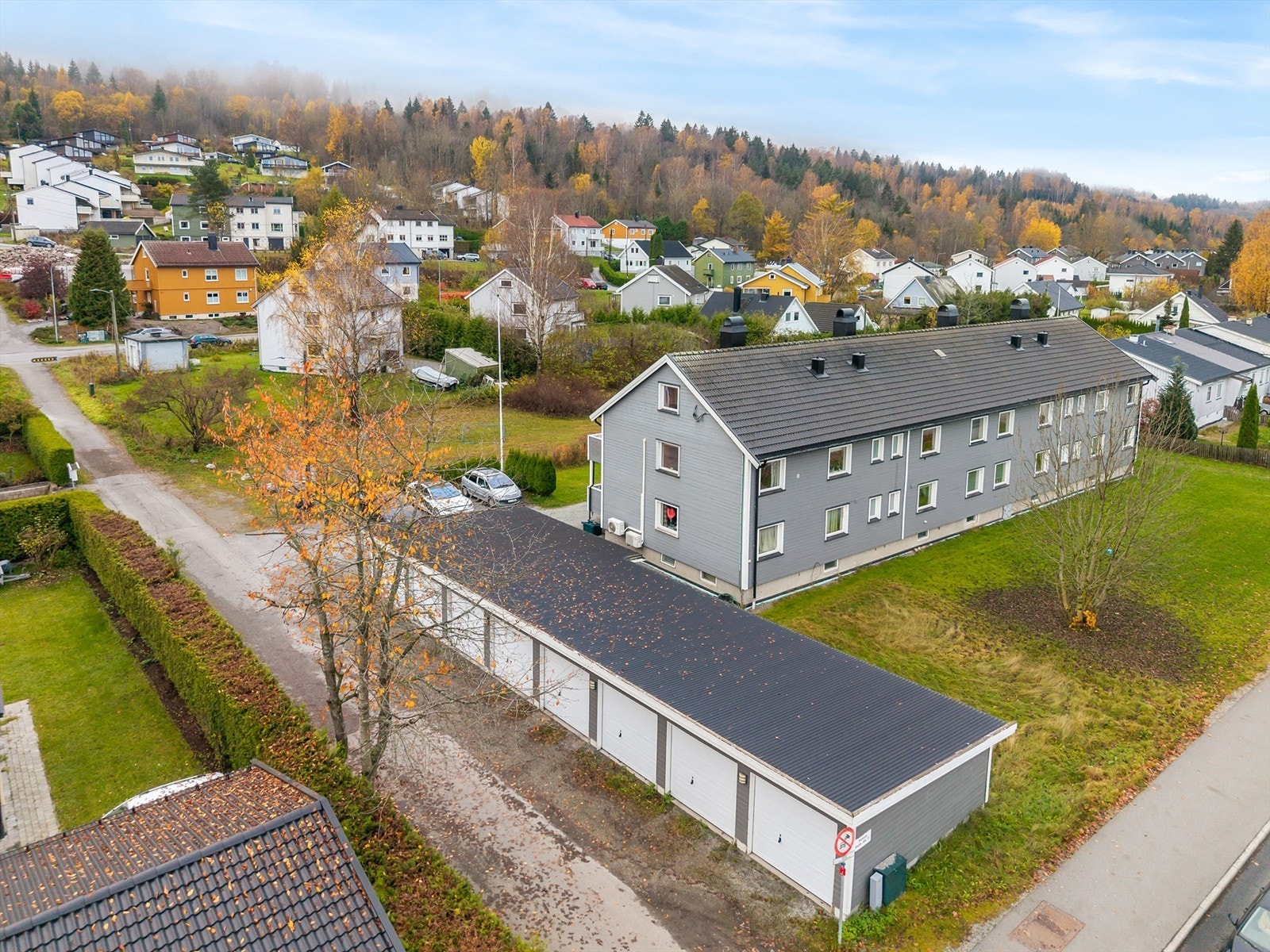 Leiligheten disponerer en garasjeplass i fellesrekke - videre er det muligheter for gjesteparkering. Foto: Tor Harald Johannessen Galleribilde