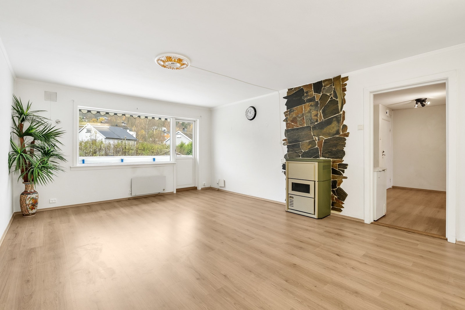 Lys og pen 3-roms leilighet med god romfordeling - Utgang fra stue til balkong på ca. 10 kvm. Foto: Tor Harald Johannessen Galleribilde