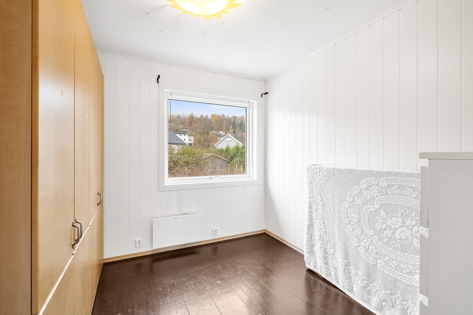 Soverom 1 med garderobeskap Galleribilde