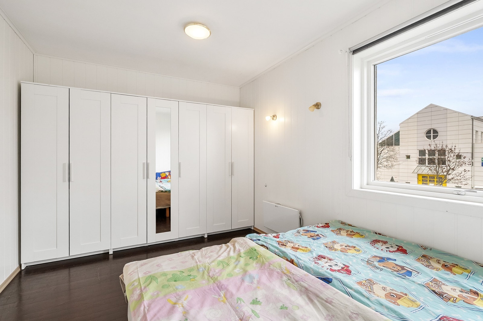 Soverom 2 med garderobeskap Galleribilde