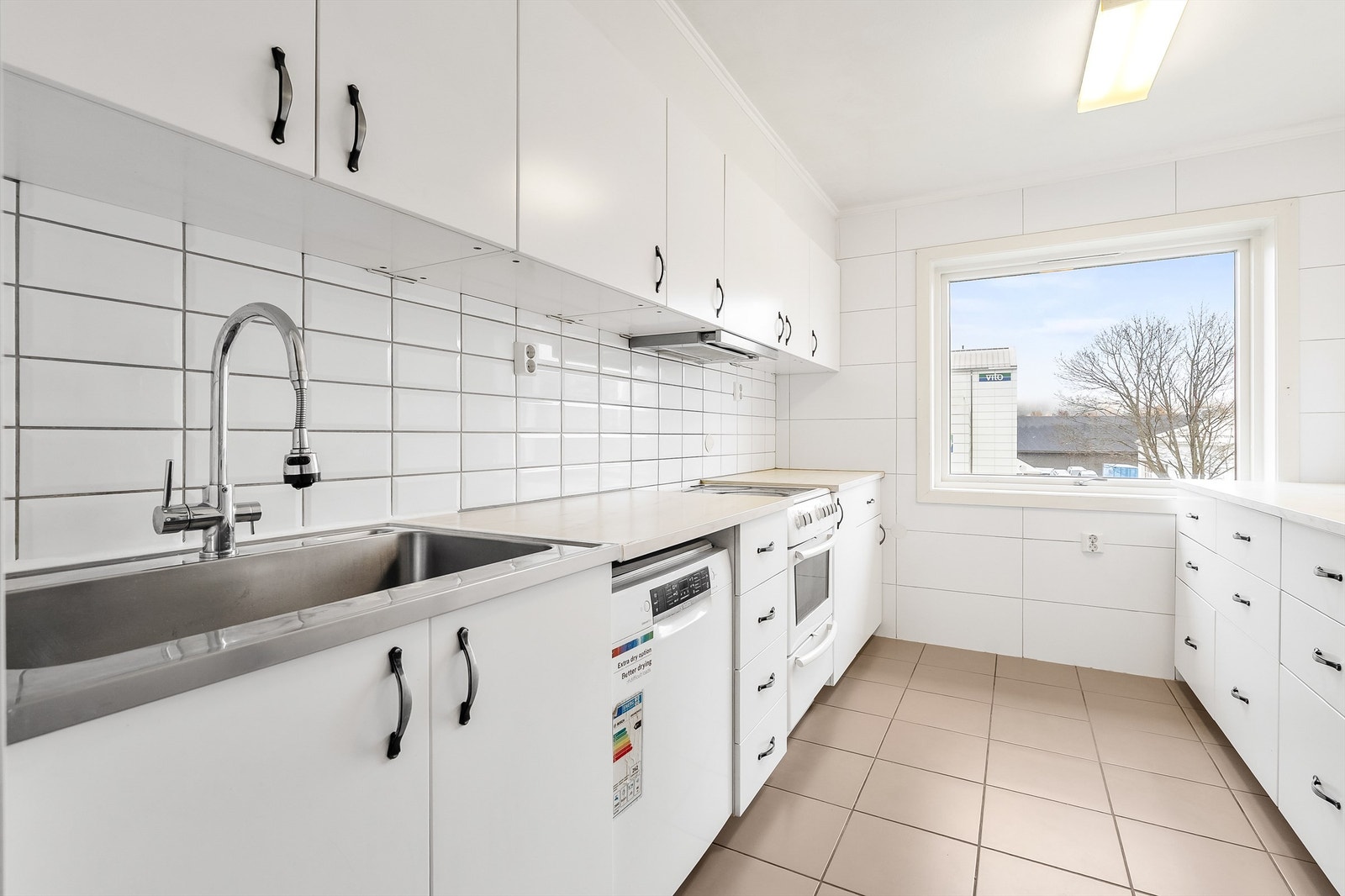 Fliser på gulv, fliser på vegger og malte flater i himling. Galleribilde