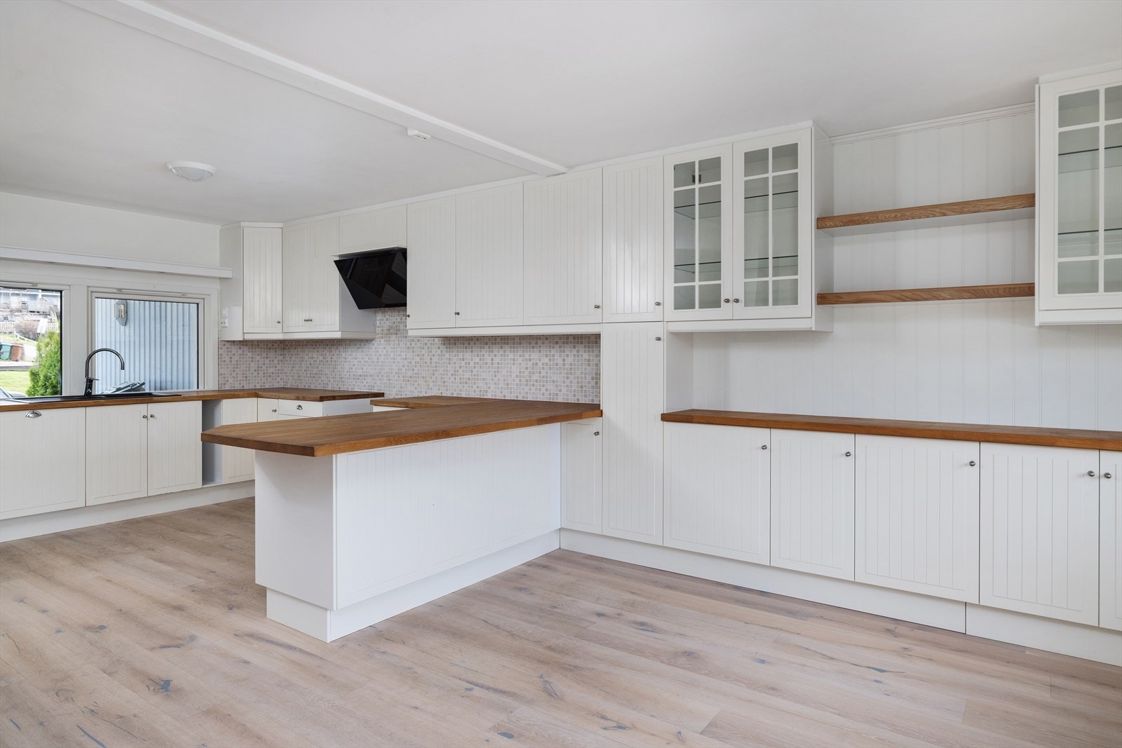 Det er god plass til dekketøy og service ved spiseplassen Galleribilde