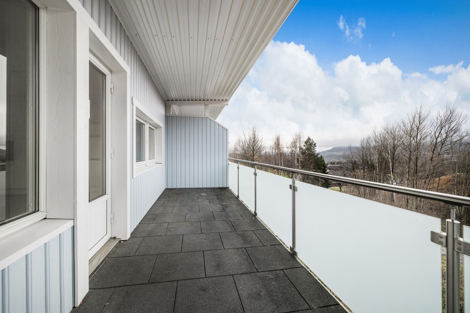 Overbygget balkong med god plass til møblement Galleribilde