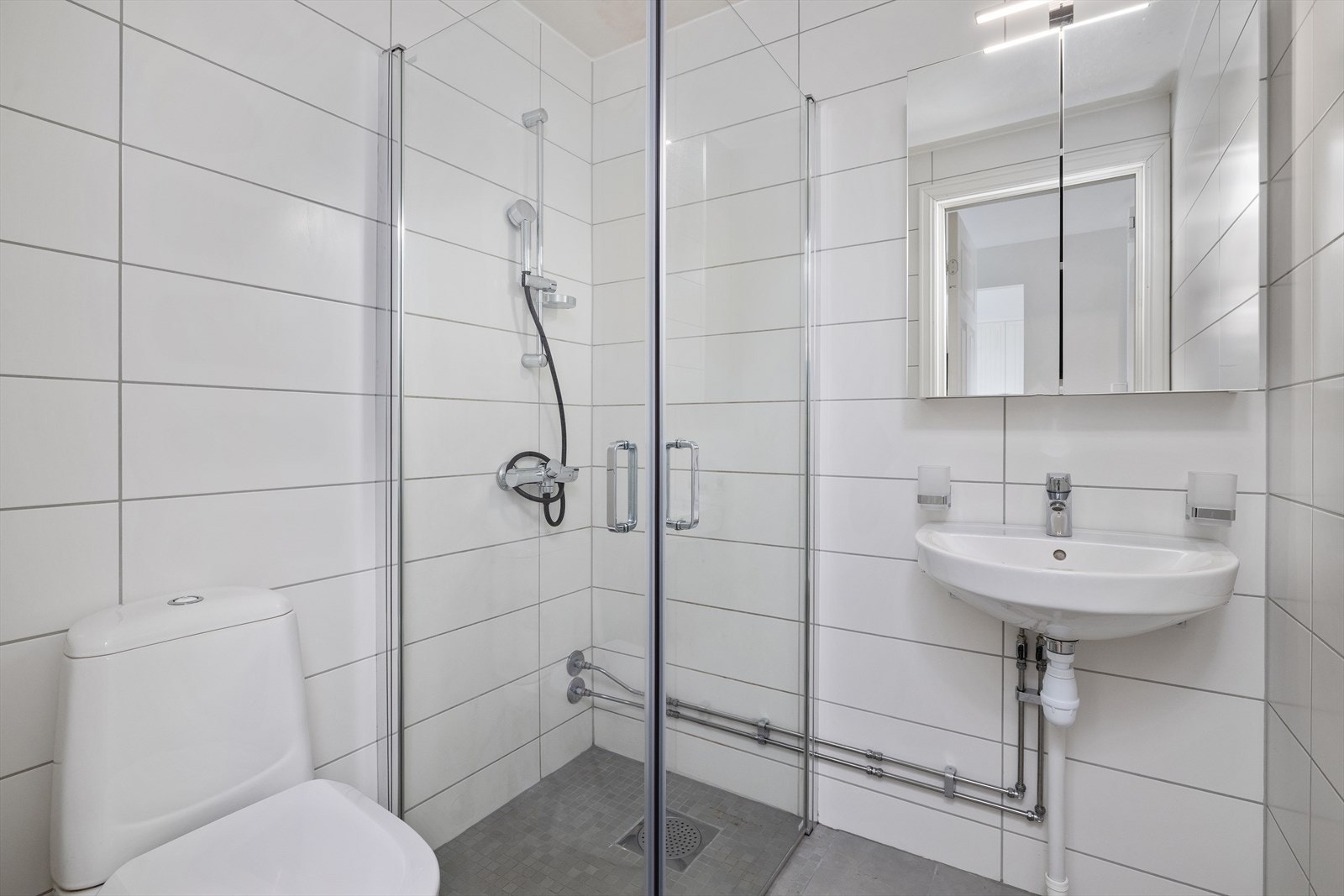 Enkel servant med speilskap over Galleribilde