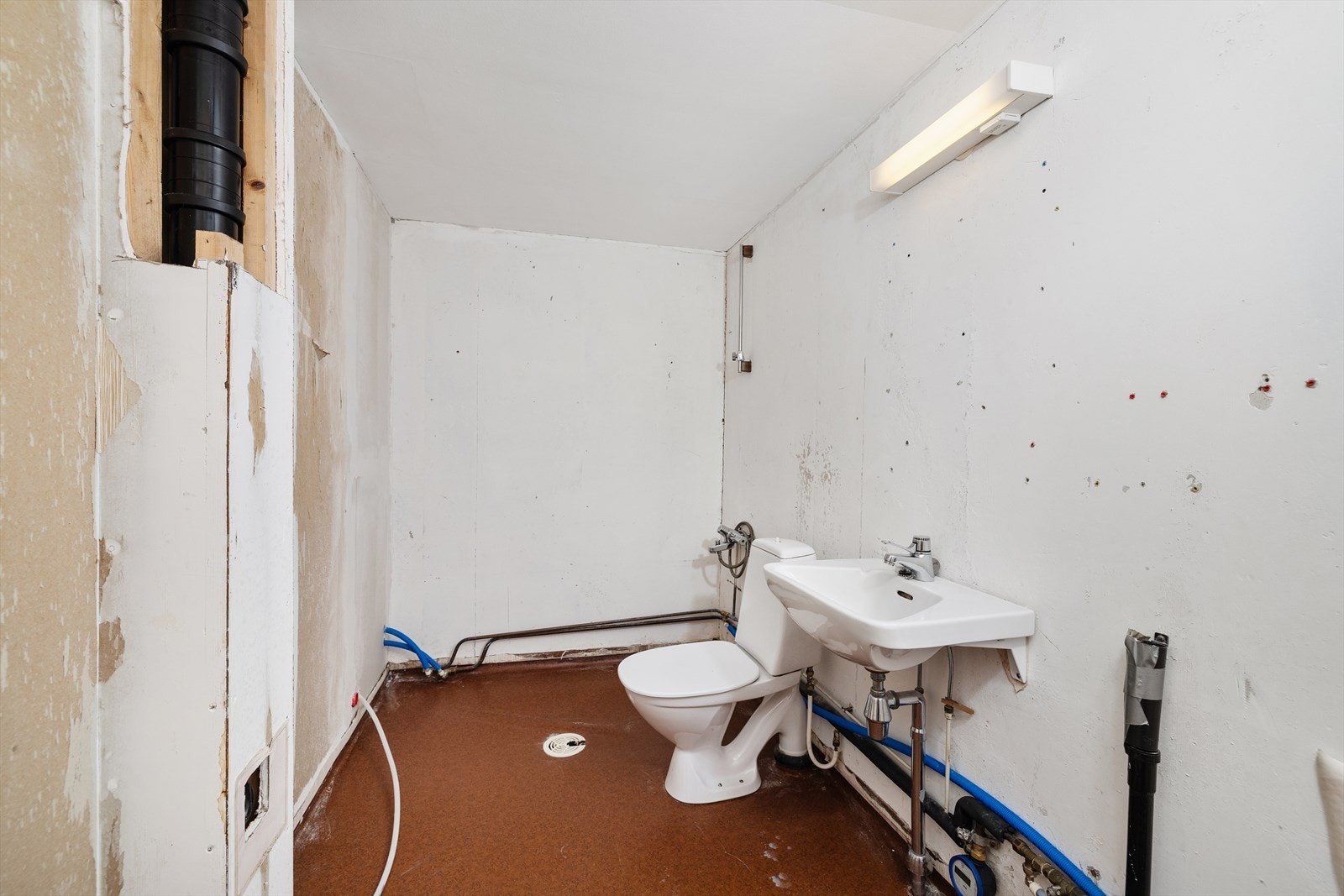 Badet/vaskerommet i sokkeletasje er ett renoveringsobjekt Galleribilde