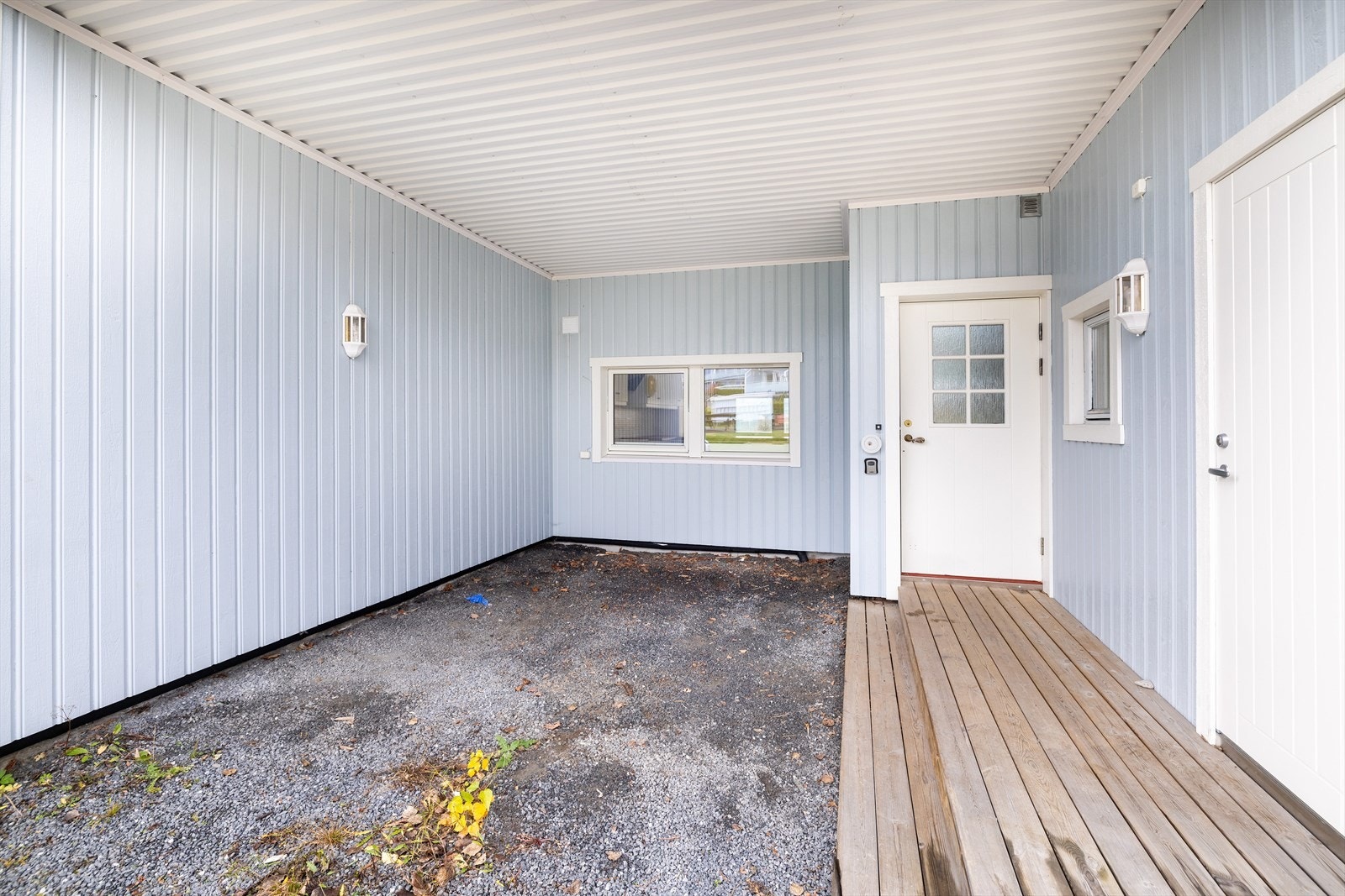 Parkering i carport rett ved inngangsdøra Galleribilde