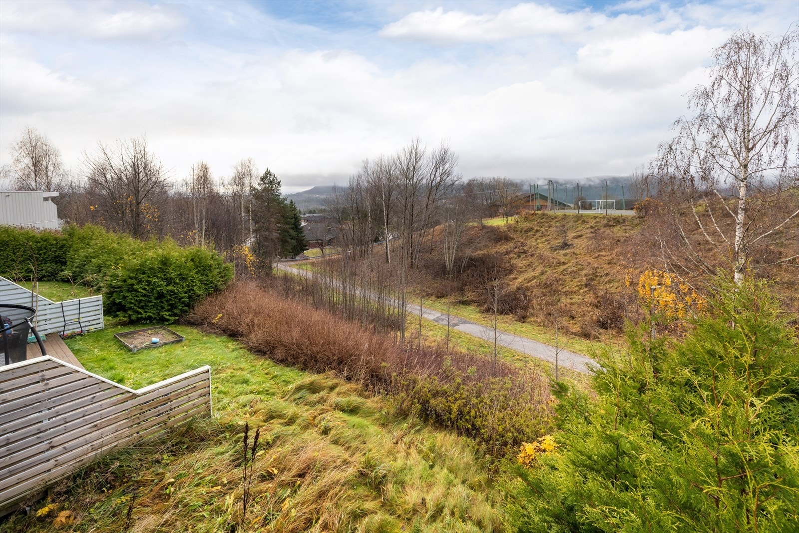 Rett nedenfor boligen går det gangvei til Helgerud skole, Coop extra og ned til Hønefoss Galleribilde