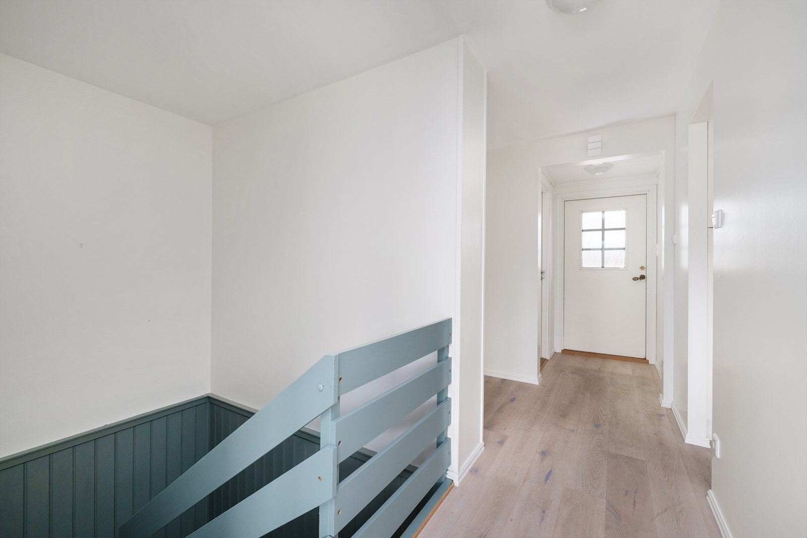 Entre med trapp til sokkeletasje Galleribilde