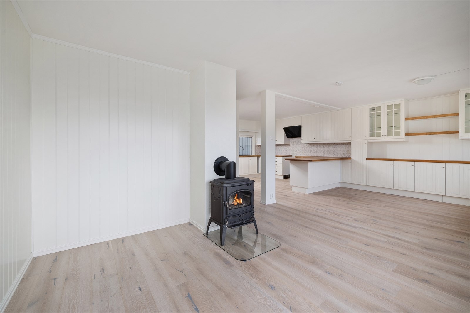 Åpen og sosial planløsning med plass for både salong og spisebord Galleribilde