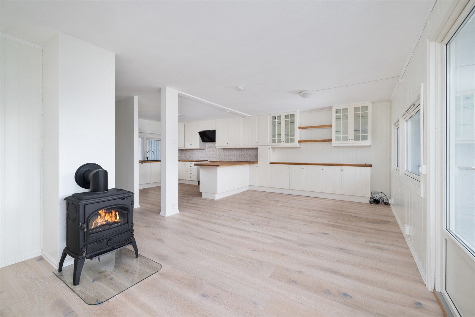 I tillegg til elektrisk oppvarming er det pipe og peisovn Galleribilde