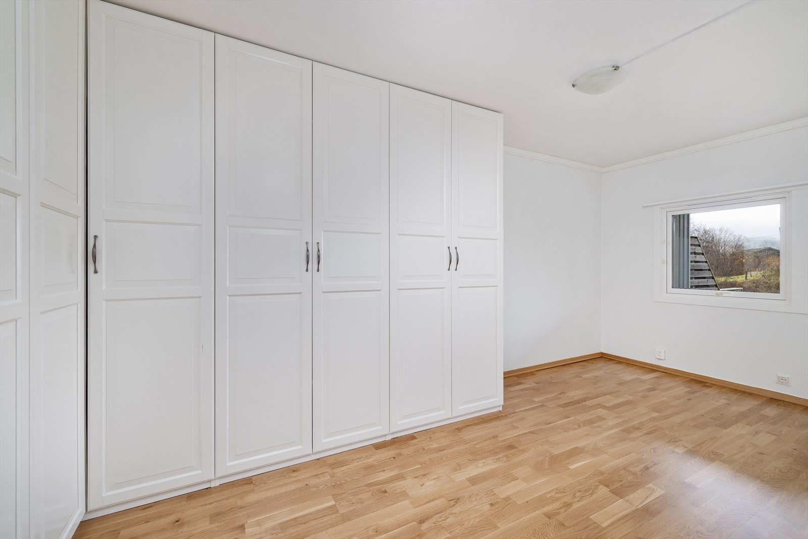 I sokkeletasjen er det to soverom med godt med garderobeskap Galleribilde