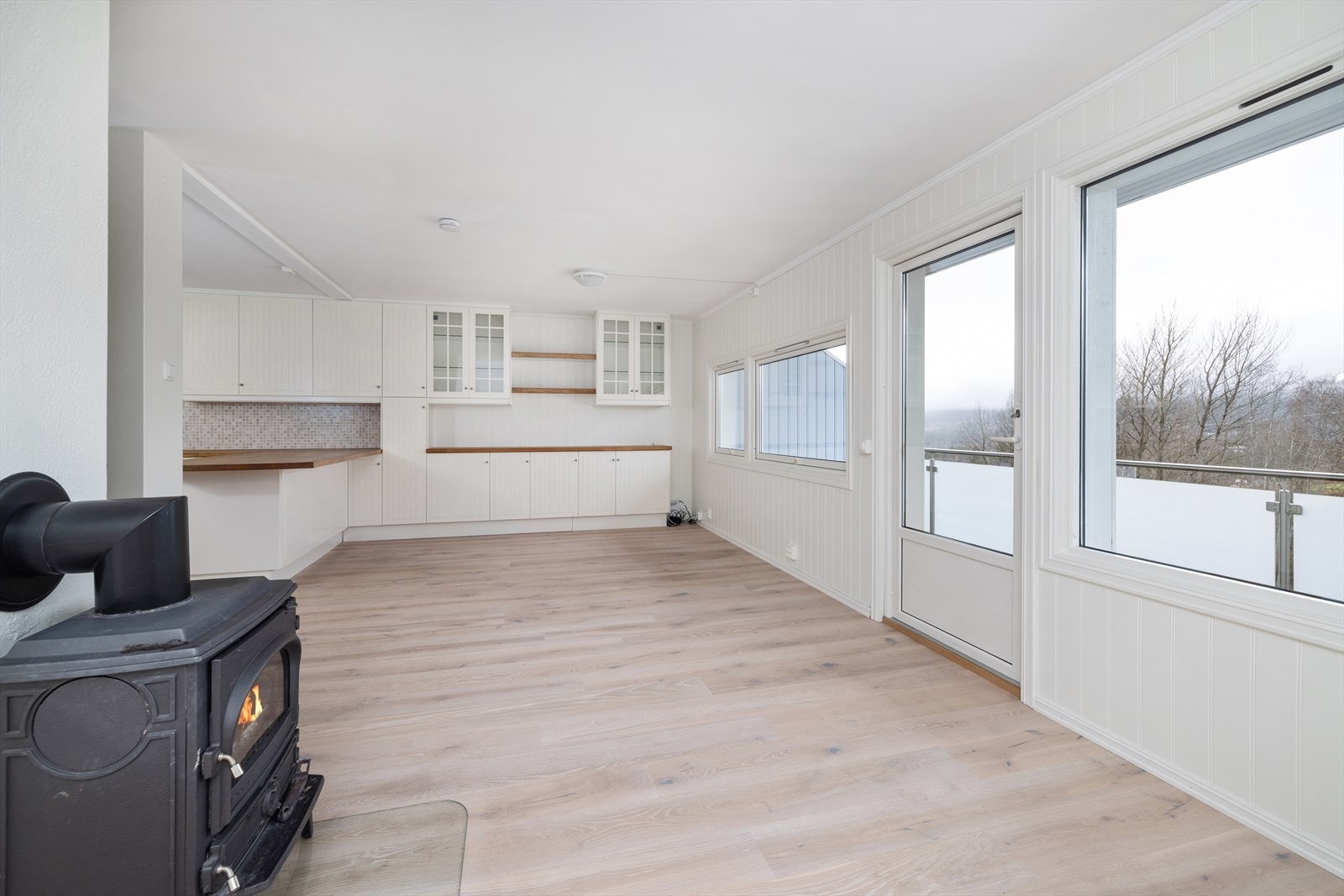 Det er utgang til balkong fra stuen Galleribilde