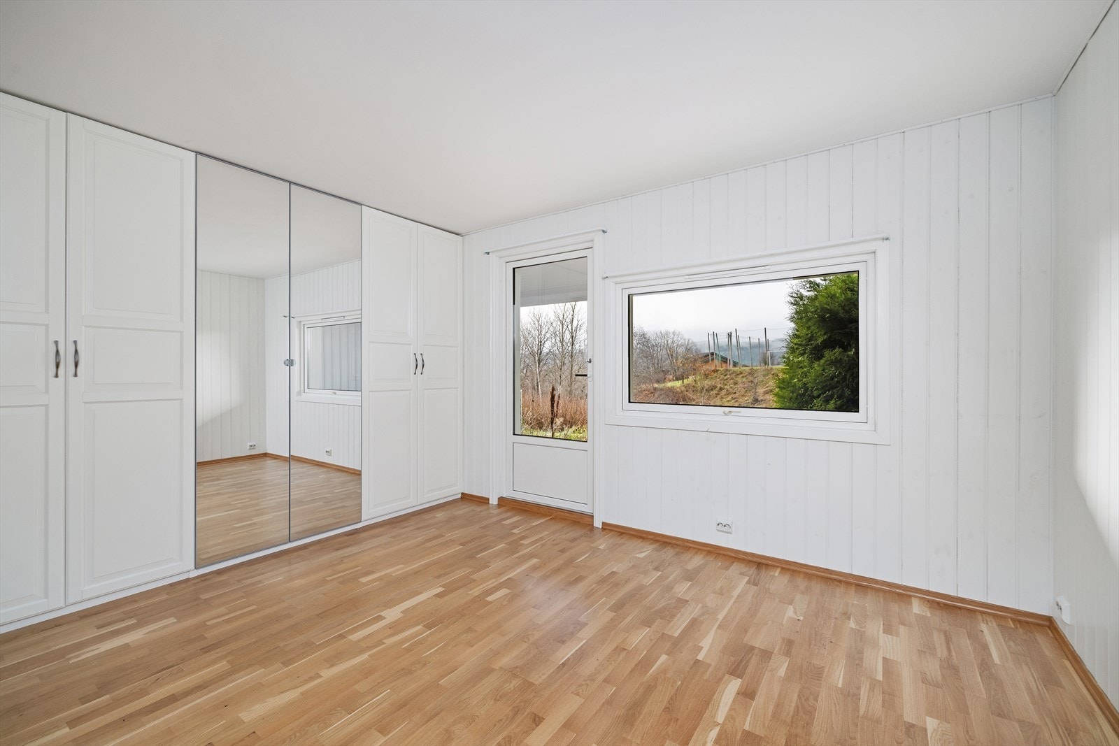 Utgang til hage fra hovedsoverom Galleribilde