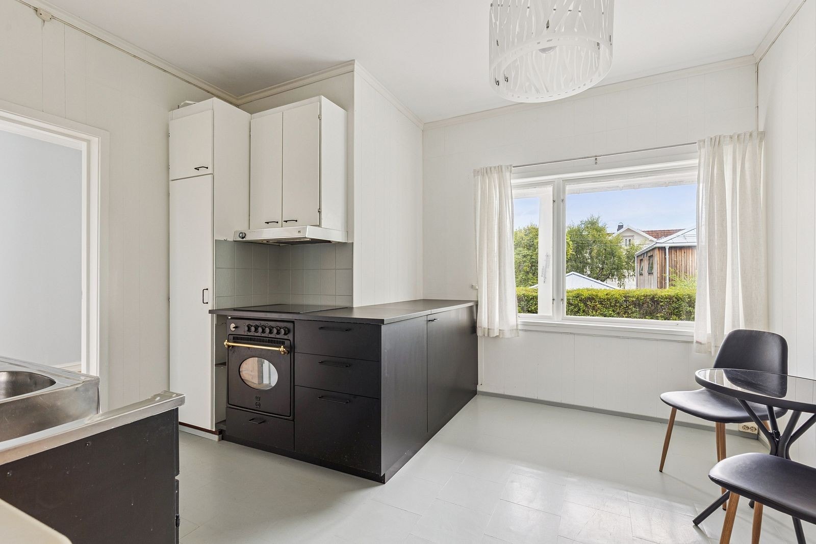 Kjøkken med alt hvitevarer. Galleribilde