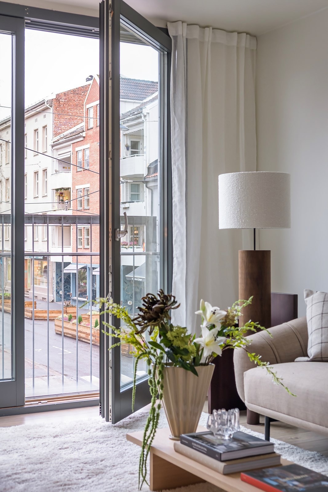 Den franske balkongen er med på å skape en forlengelse av rommet og det er fint, fritt og grønt utsyn fra boligen! Galleribilde