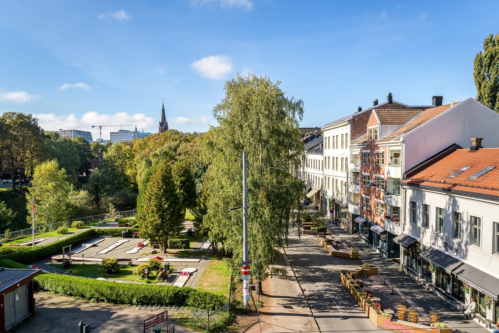 Sjekk ut dette utsynet fra boligen! Fint utsyn uten særlig innsyn. Stue, kjøkken og soverom nr. 1 vender mot vest så her får man mye lys og sol inn i boligen. Galleribilde