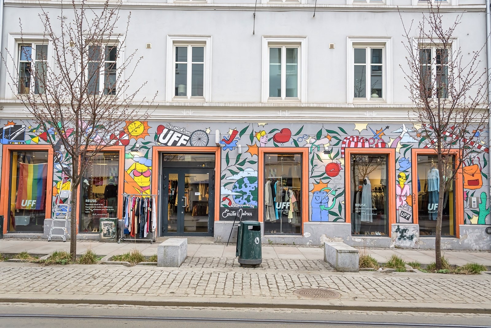 Uff Second Hand Løkka er en populær brukthandel med klær og interiør. Galleribilde