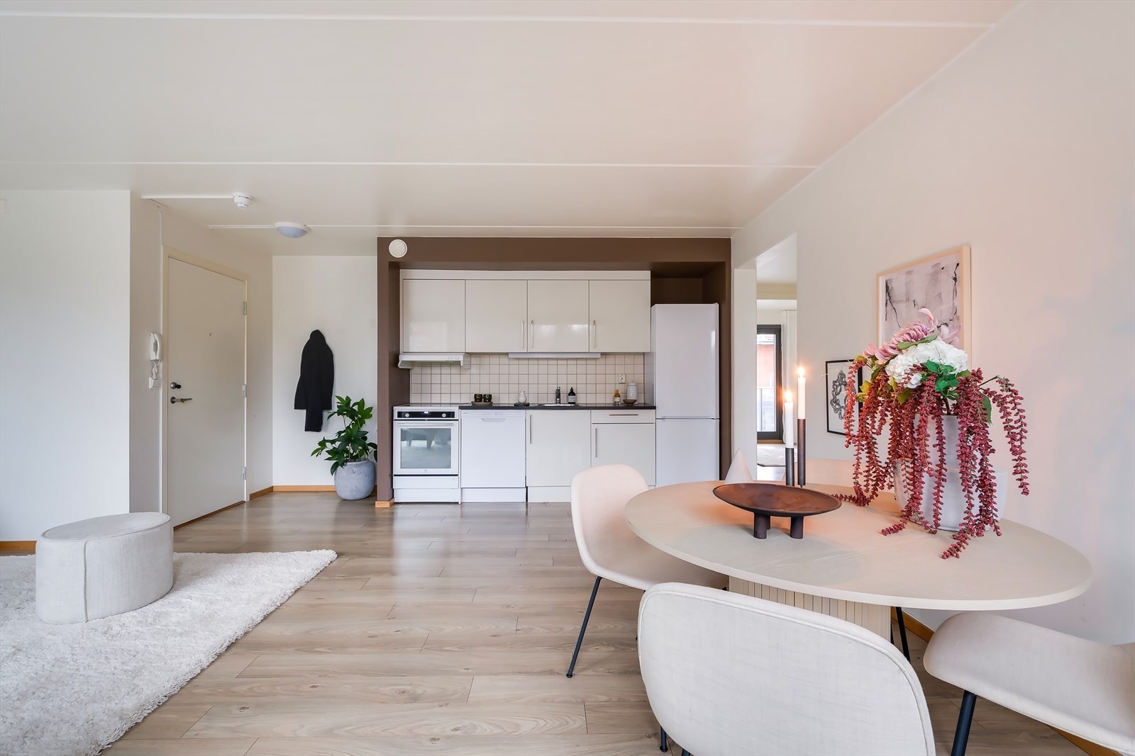 Stuen og kjøkkenet er utformet i en åpen og sosial løsning, noe som skaper et flott oppholdsrom. Galleribilde