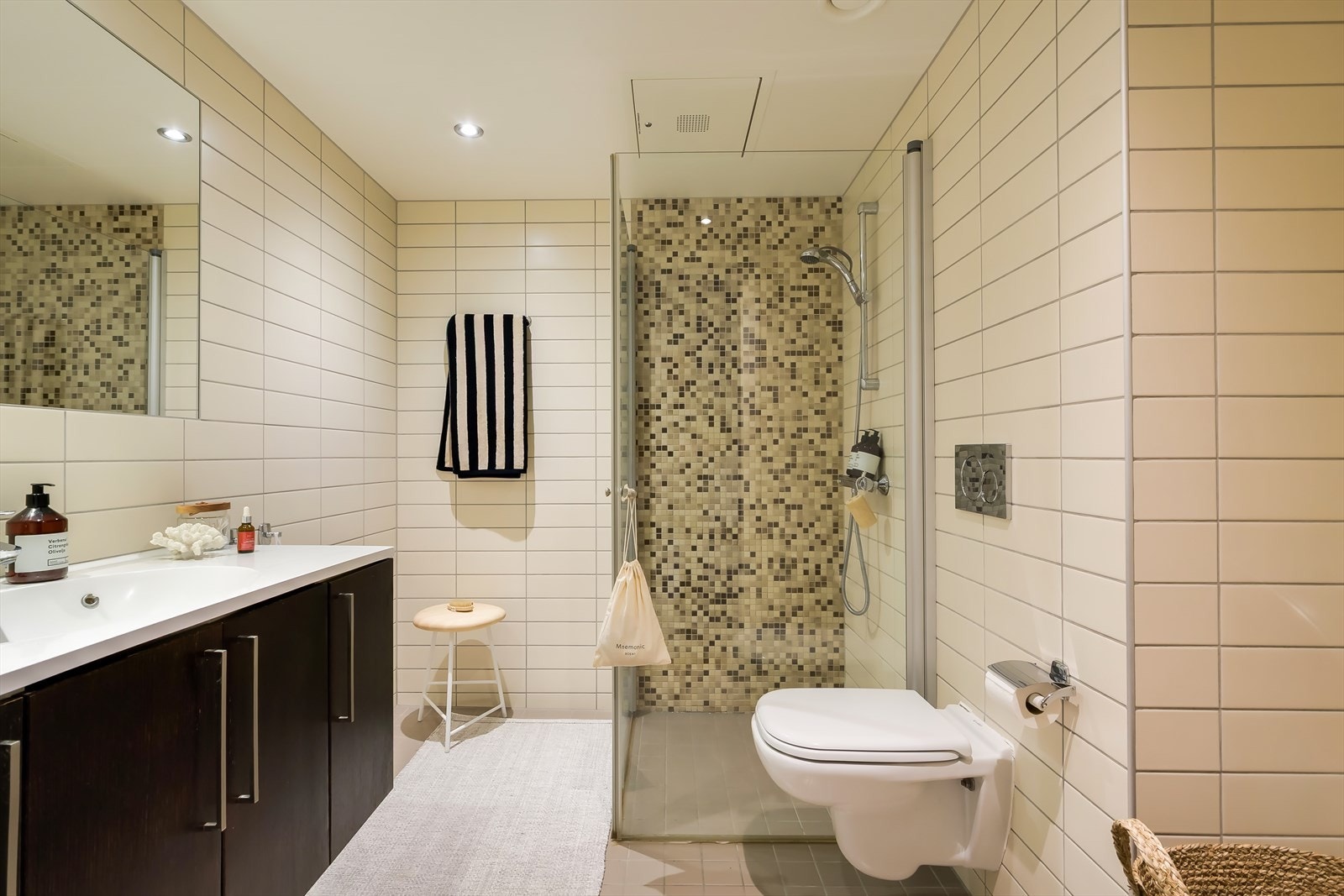 Badet er fra 2012 og fremstår som moderne, innbydende og romslig. Galleribilde