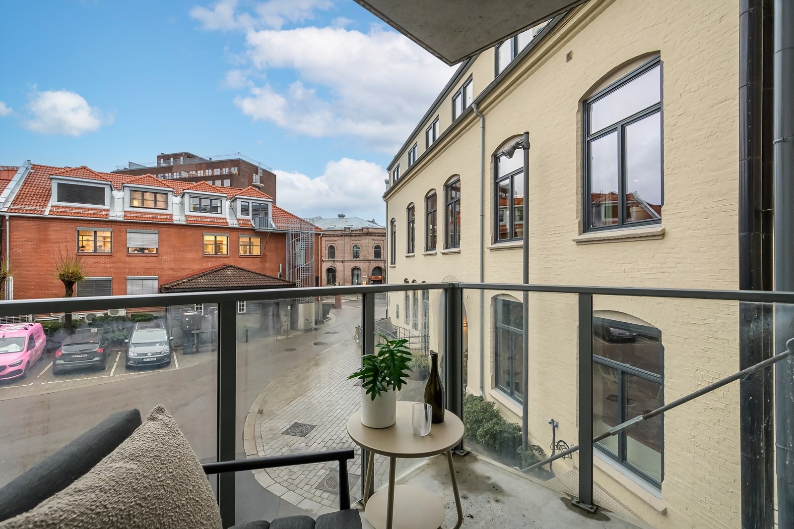 Balkongen vender ut mot et rolig gårdsrom, perfekt sted å nyte lange og varme sommerdager! Galleribilde