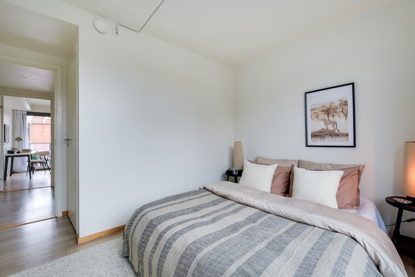 Rommet er malt i en lys og behagelig farge Galleribilde