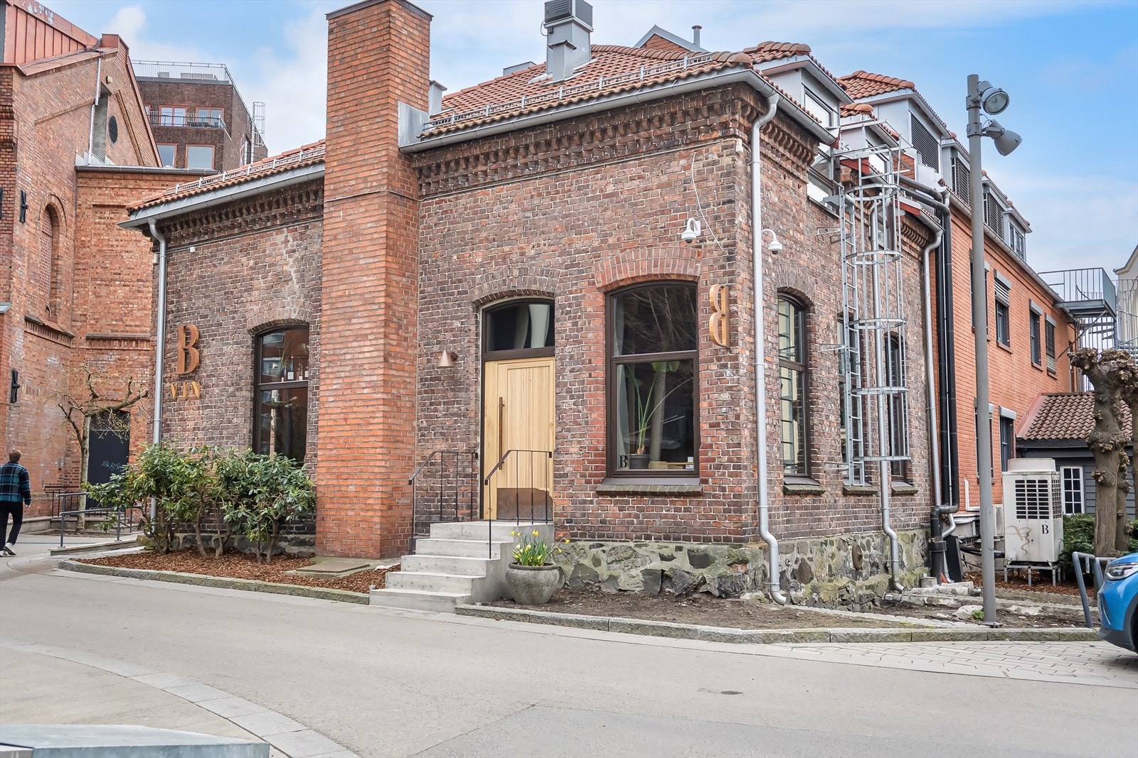 Den populære vinbaren B VIN ligger kun 1 minutt gang fra boligen. Galleribilde