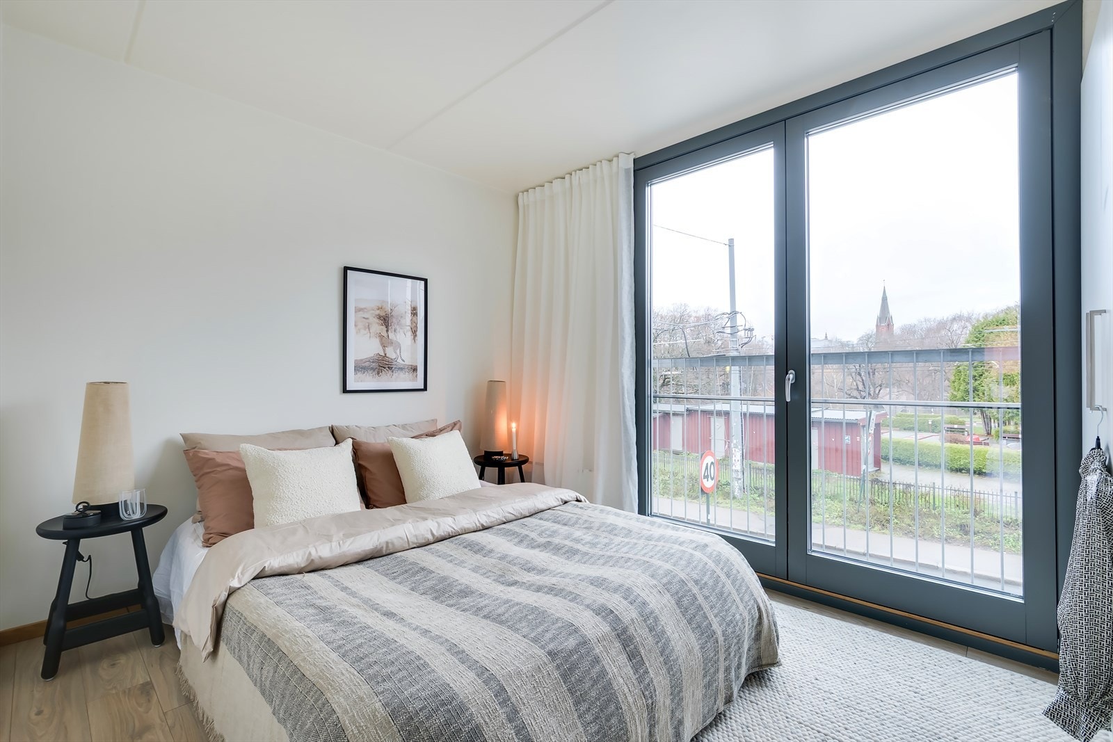 Romslig hovedsoverom med god plass til dobbeltseng og tilhørende møbler. Galleribilde