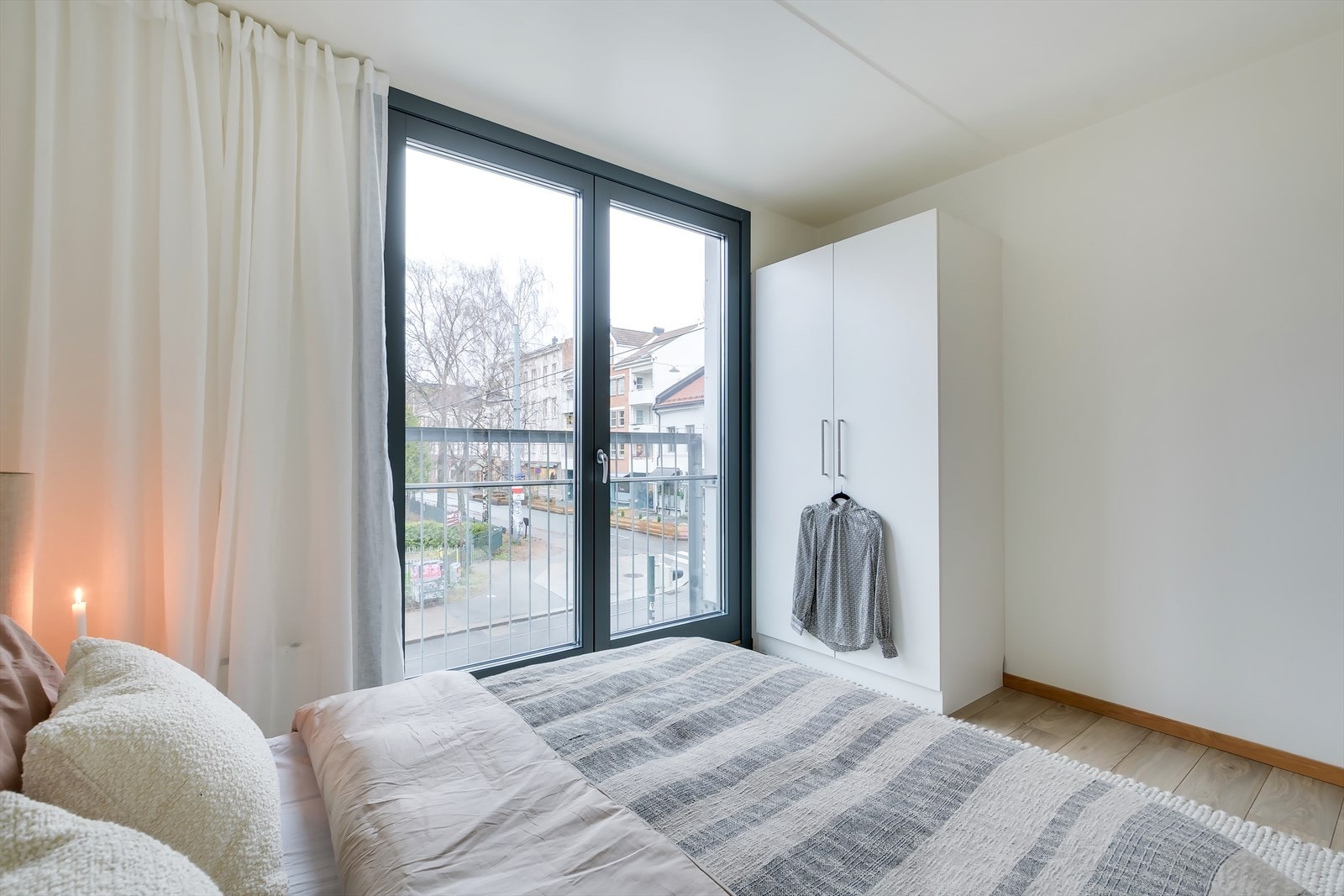 Det er god plass til stort garderobeskap. Den franske balkongen er med på å skape en forlengelse av rommet Galleribilde