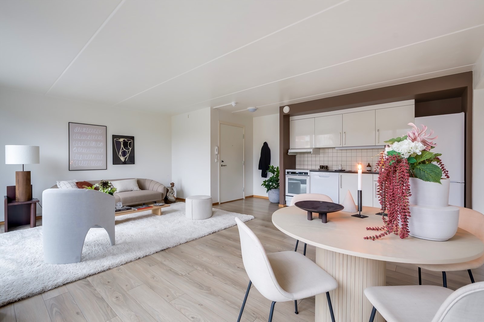 Stuen byr på fin planløsning med plass til både sofagruppe, spisebord og annet møblement etter ønske. Galleribilde