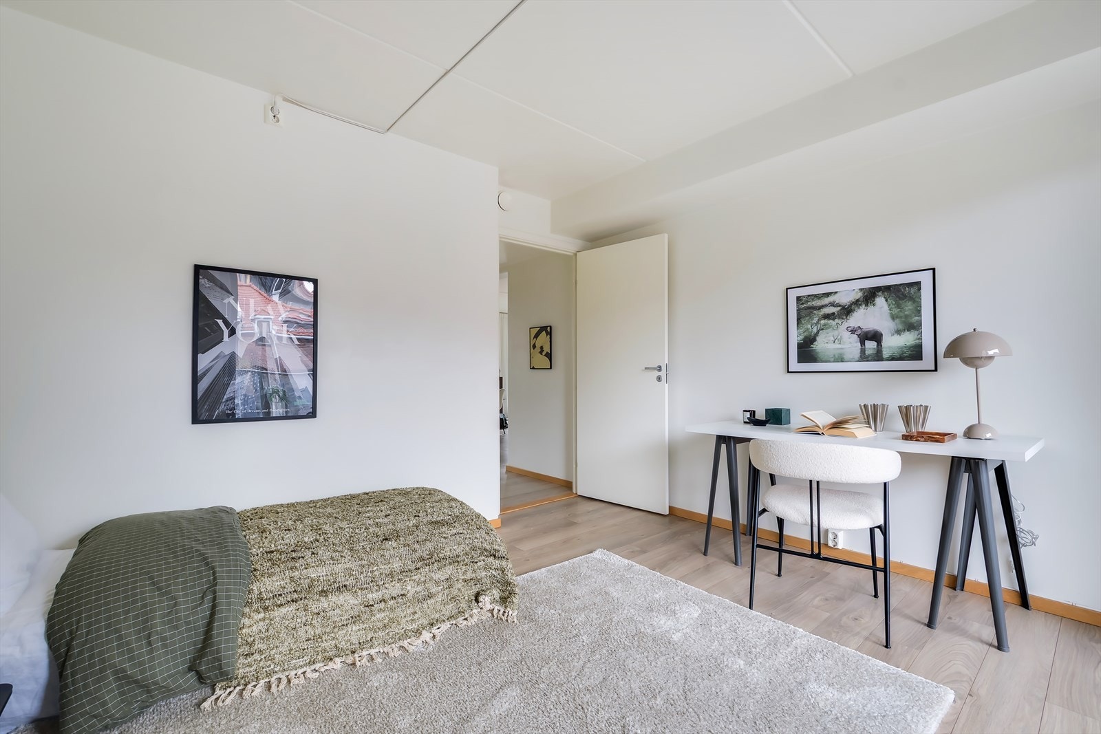 Rommet har flere bruksmuligheter og passer utmerket som gjesteværelse, barnerom eller kontor. Galleribilde