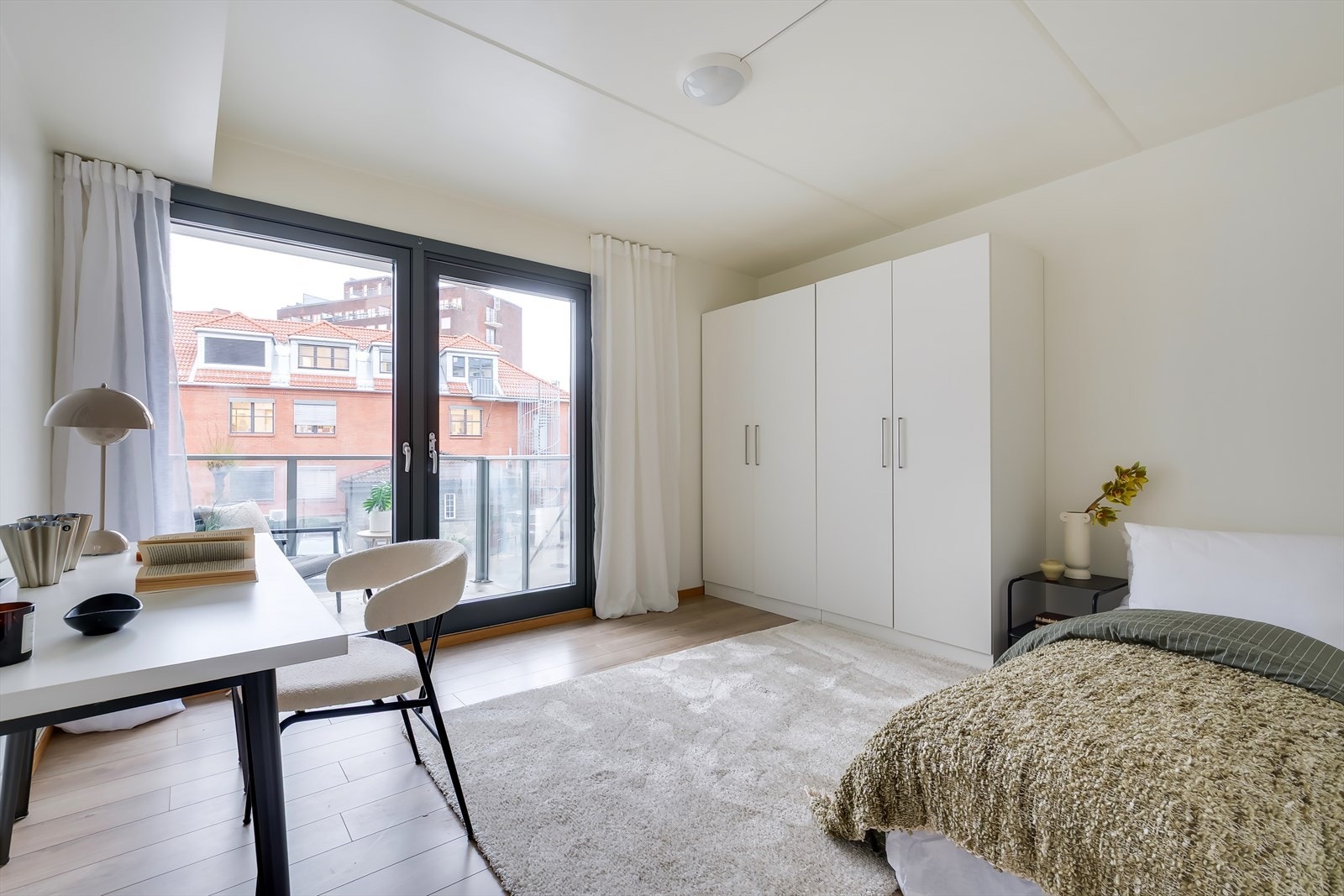 Lyst og fleksibelt soverom nr. 2 med plass til seng og tilhørende møbler Galleribilde