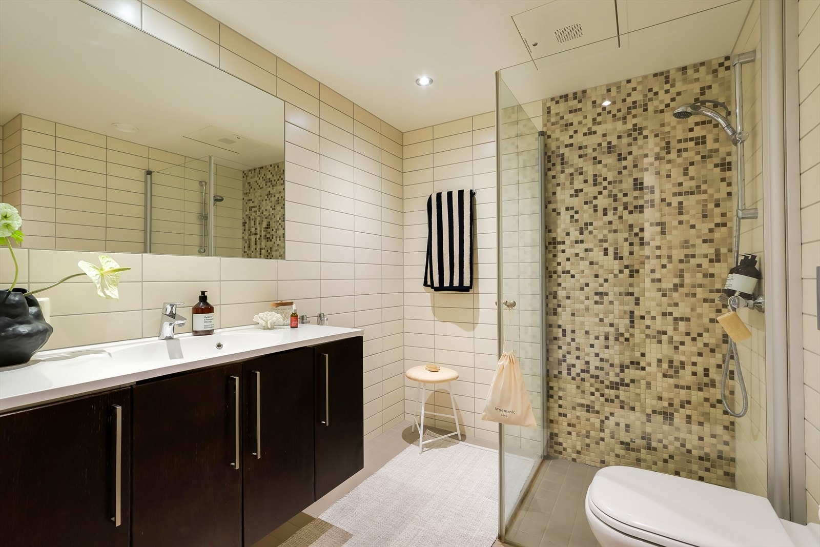 Badet har opplegg for vaskemaskin og tørketrommel, behagelig gulvvarme og downlights i taket. Galleribilde