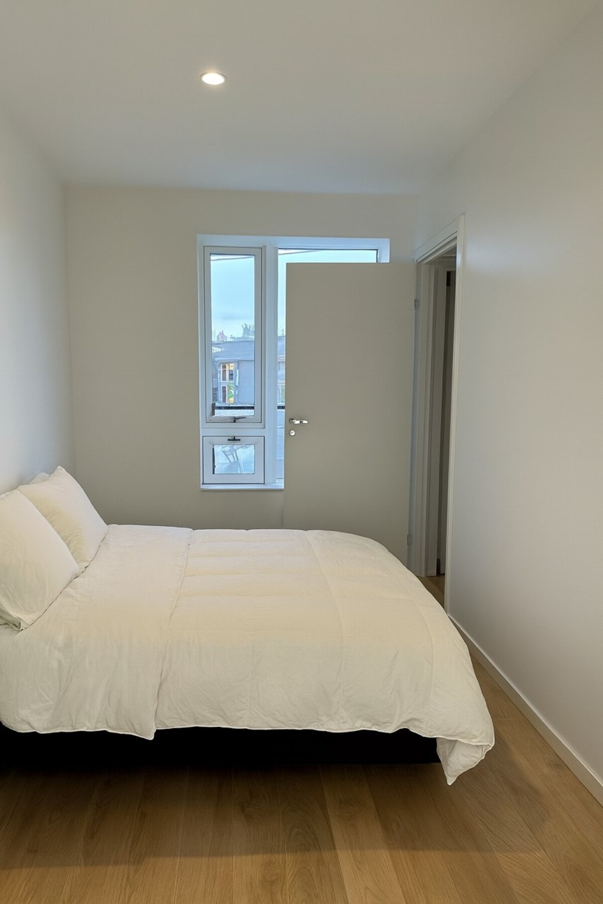 Soverom med plass for dobbeltseng Galleribilde