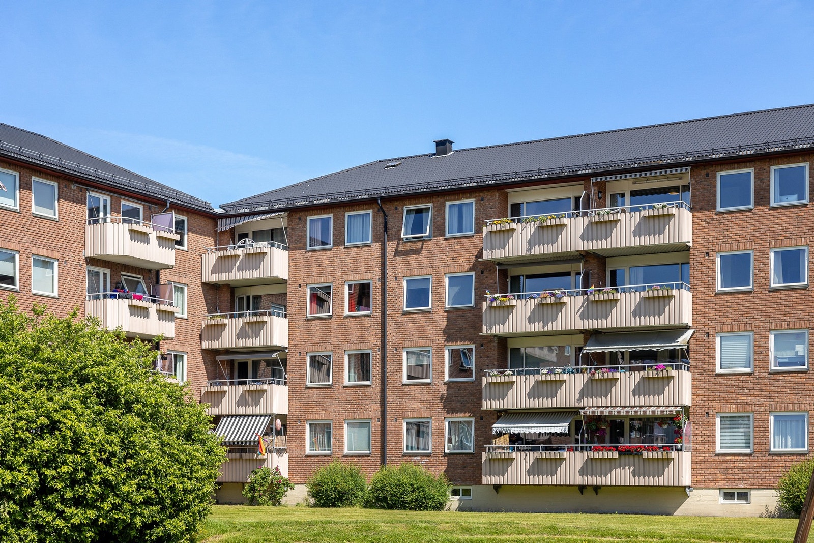 Fasade. Digitalt parkeringskort til borettslagets parkeringsplasser medfølger. Galleribilde