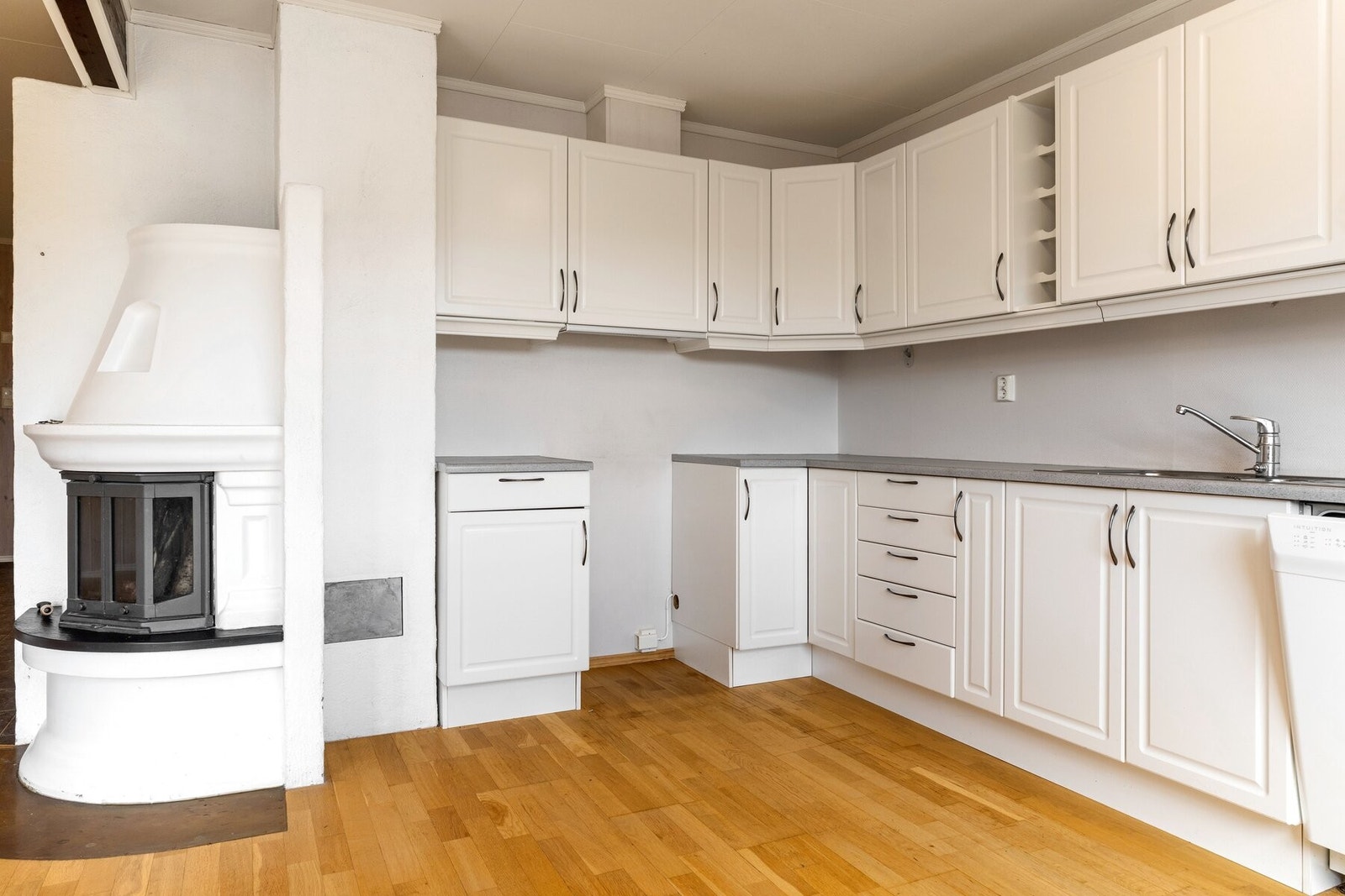 Kjøkkeninnredningen har godt med benk- og skapplass i over- og underskap. Galleribilde