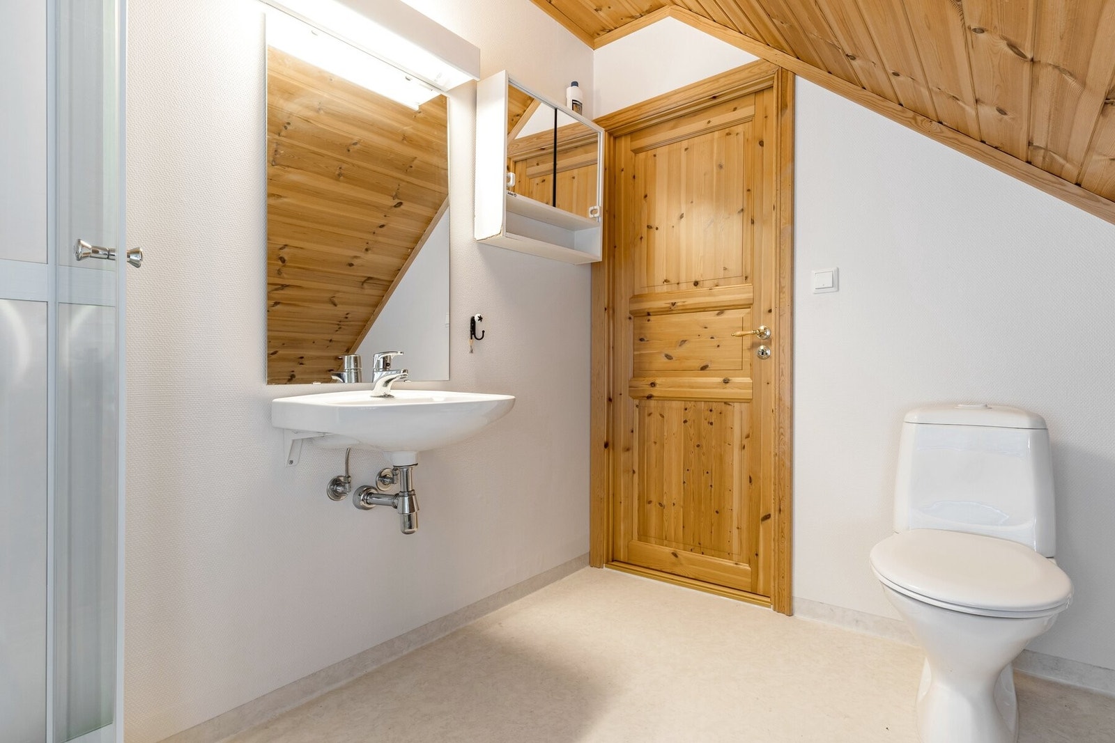 Våtromstapet på vegg, og belegg på gulv. Galleribilde