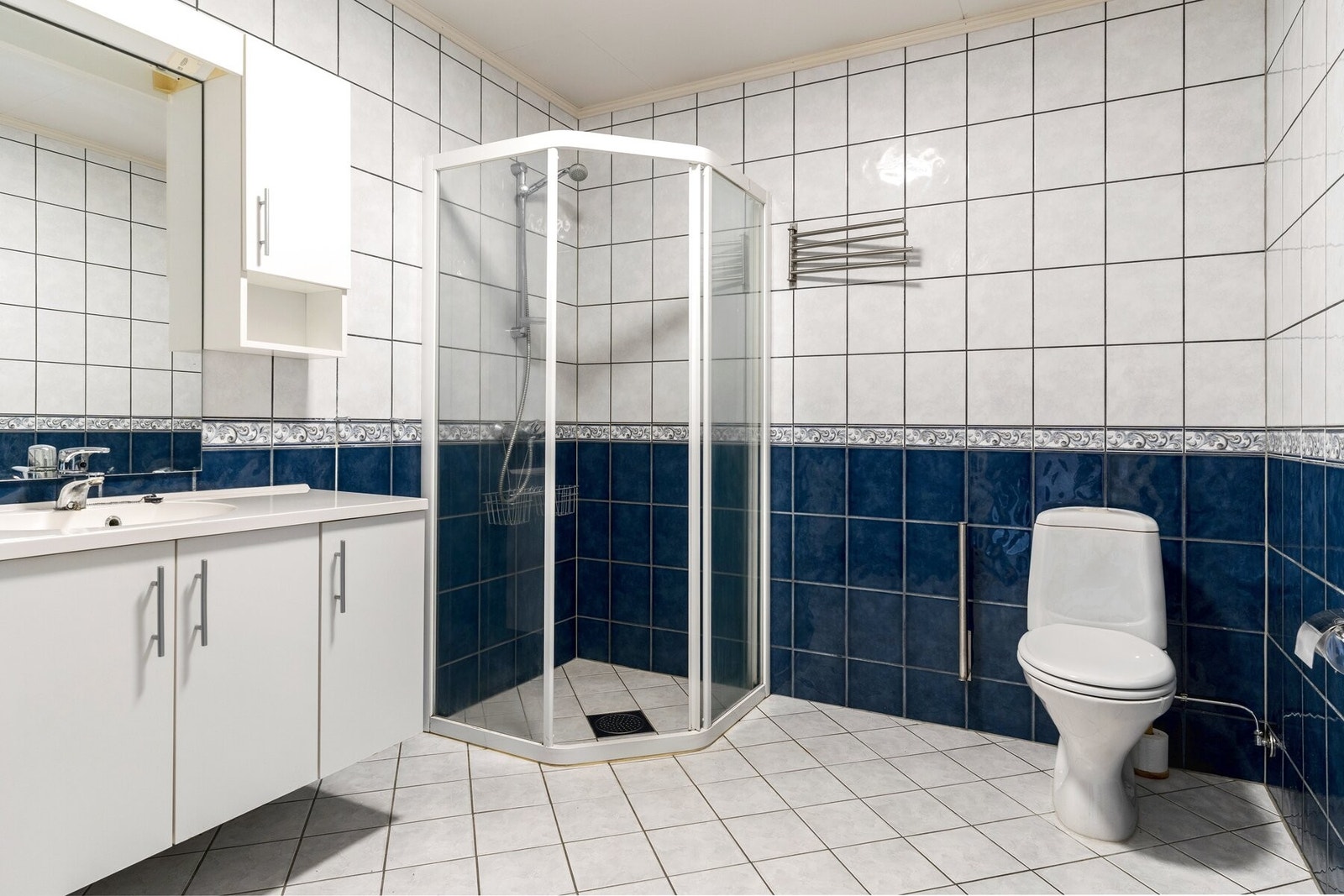 Flislagt bad fra byggeår, og varme i gulv. Galleribilde