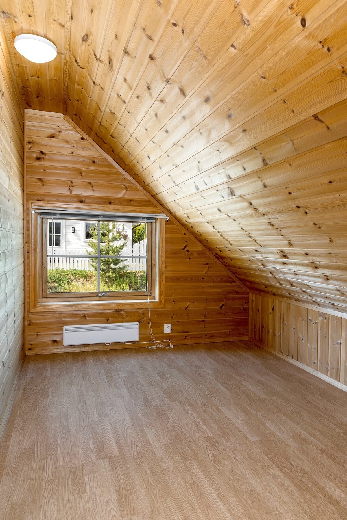 Hems har areal som ikke regnes som målbart areal grunnet lav takhøyde. Galleribilde