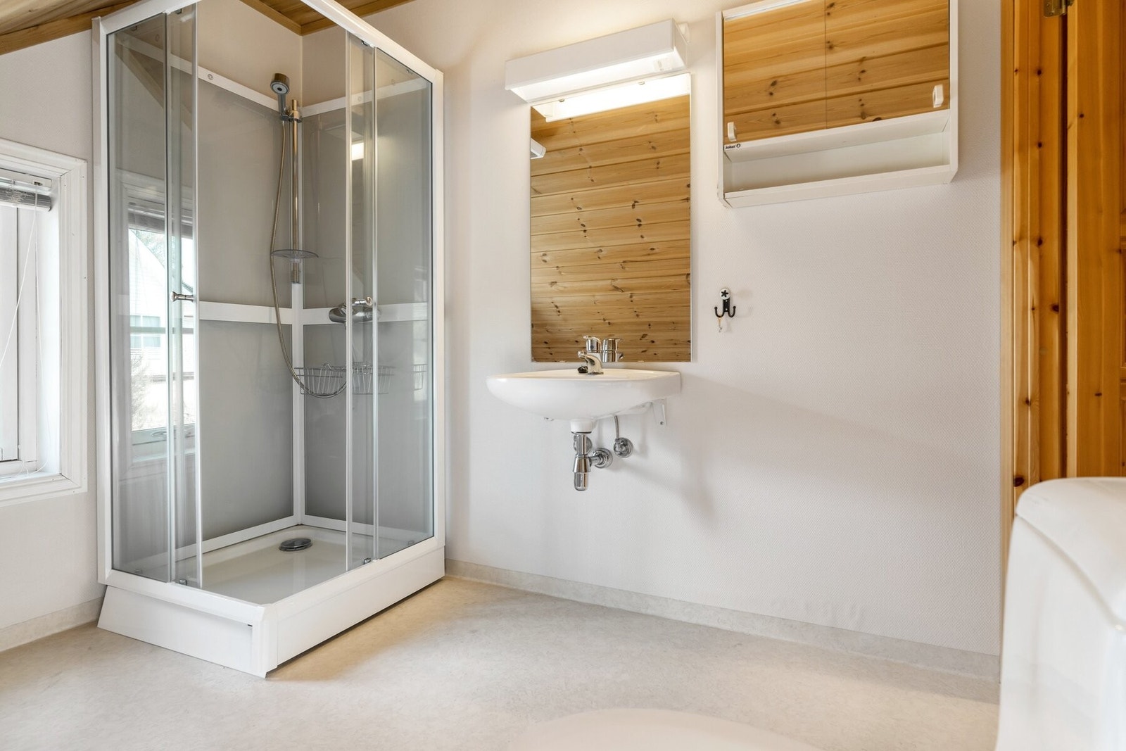 Bad på hems med servant, toalett og dusjkabinett. Galleribilde