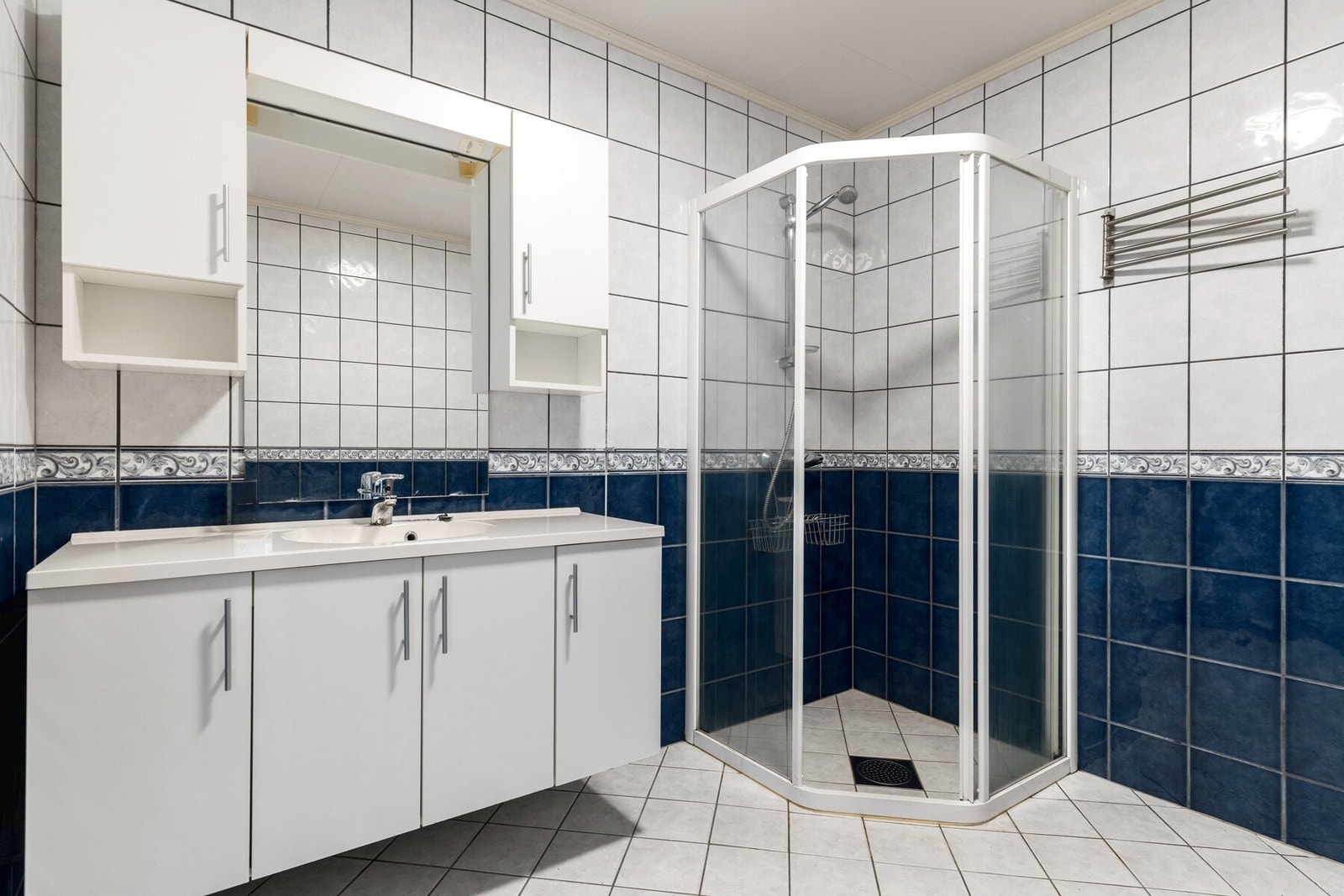 Servantinnredning, toalett og dusjvegger. Galleribilde