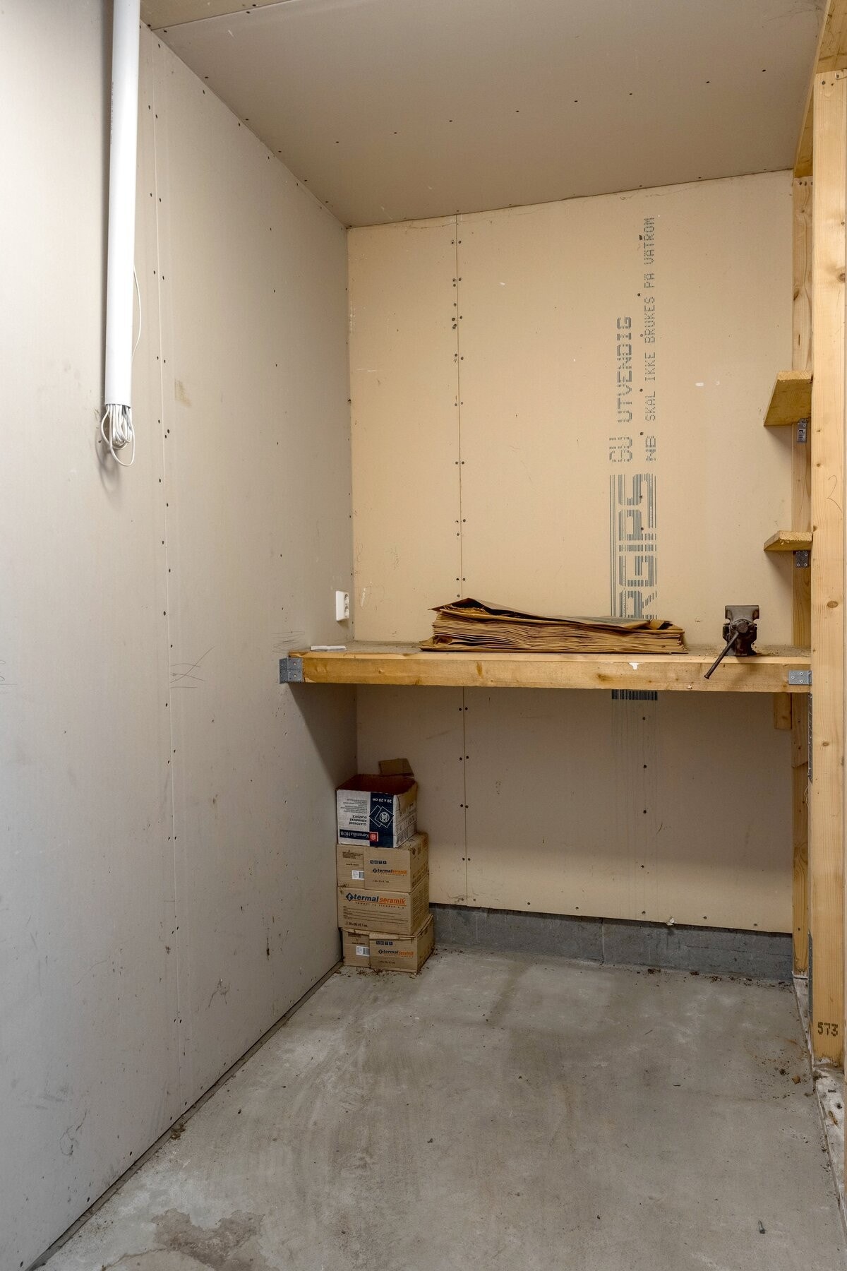 Bod i garasjen. Galleribilde