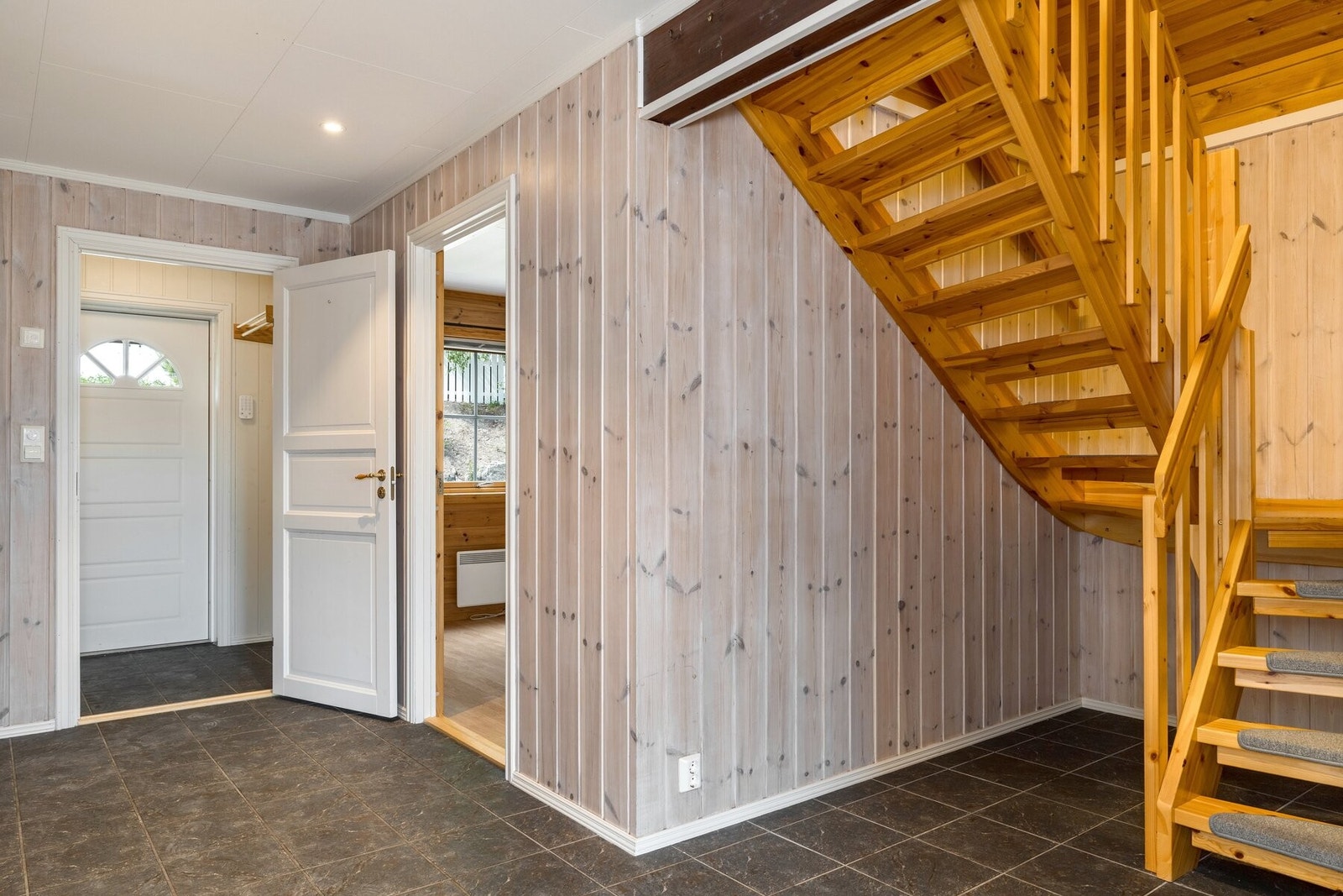 Fra entreen går det trapp opp til boligens andreetasje. Galleribilde