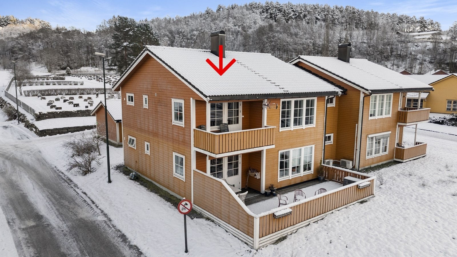 Bustaden ligg i andre etasje i 4-mannsbustad Galleribilde