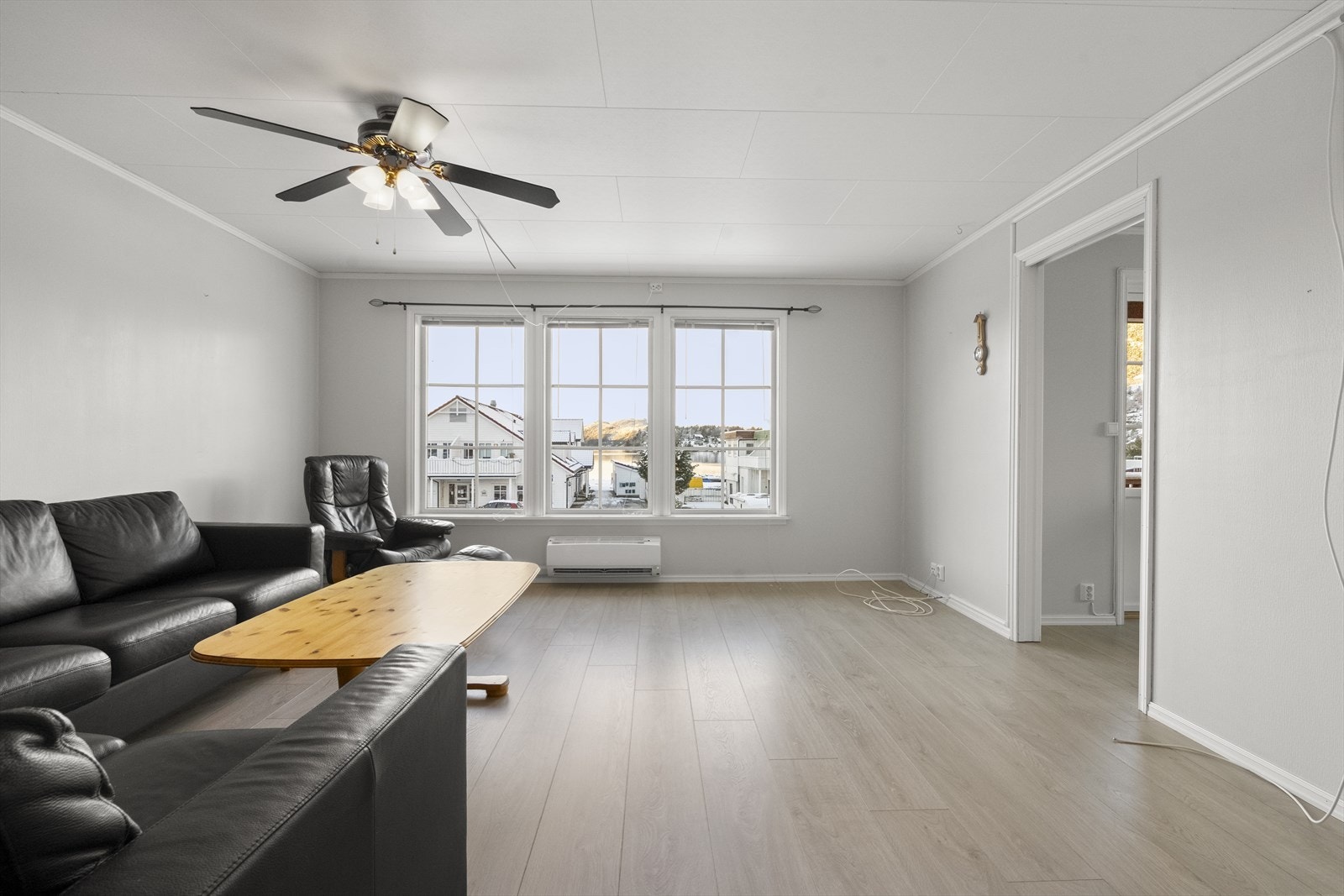 Det er utsikt vestover frå stova Galleribilde