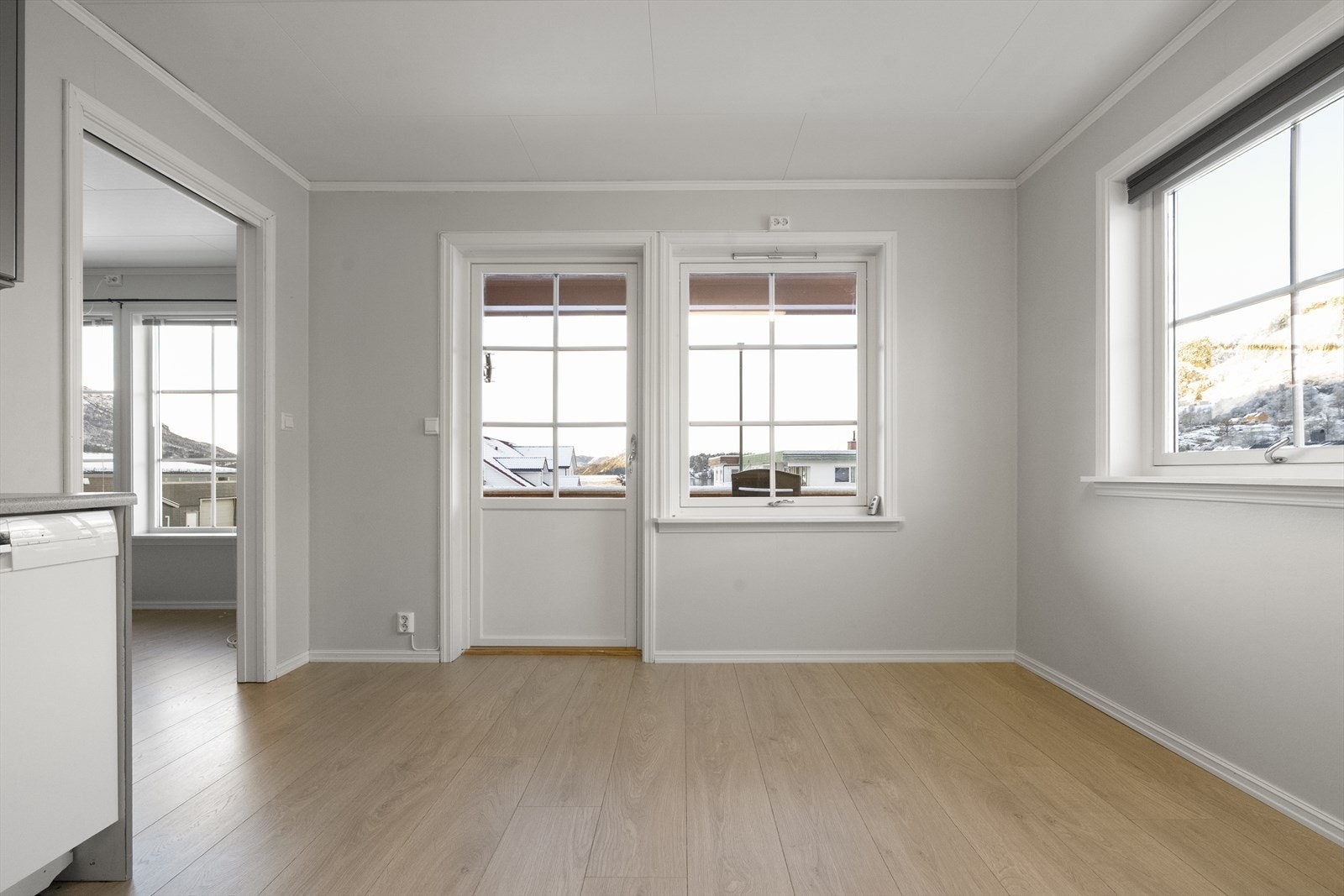 Utgang til vestvendt altan frå kjøkkenet Galleribilde